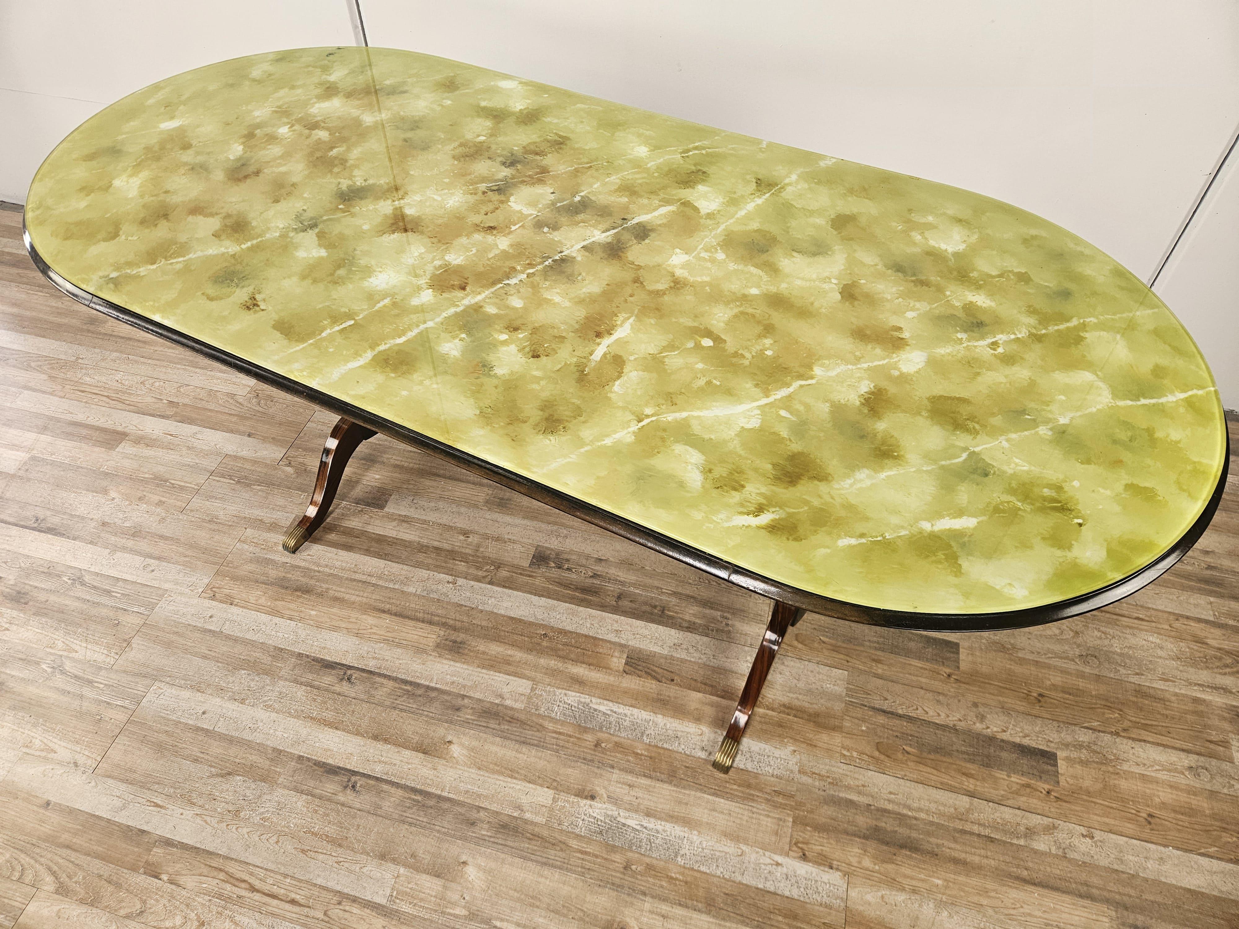 Mid-Century Modern Tavolo ovale anni '50 in mogano e ottone con piano in vetro en vente