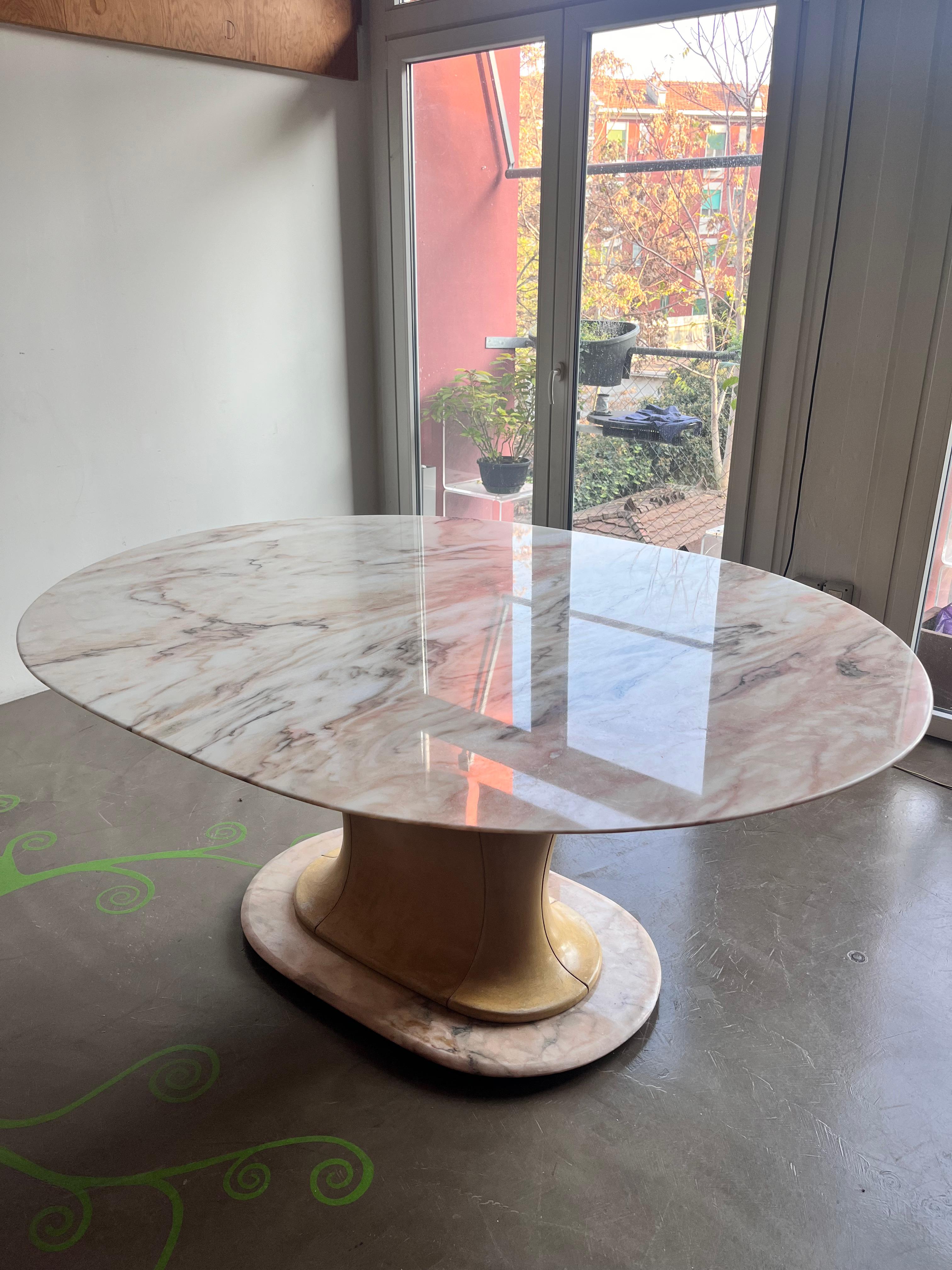 Raro e splendido tavolo ovale (175x135 cm.) in marmo e pergamena disegnato da Vittorio Dassi tra il 1940 e il 1950. 

Il tavolo è caratterizzato da un piano in marmo rosa del Portogallo che appoggia su un piede in legno rivestito in pergamena. 
A
