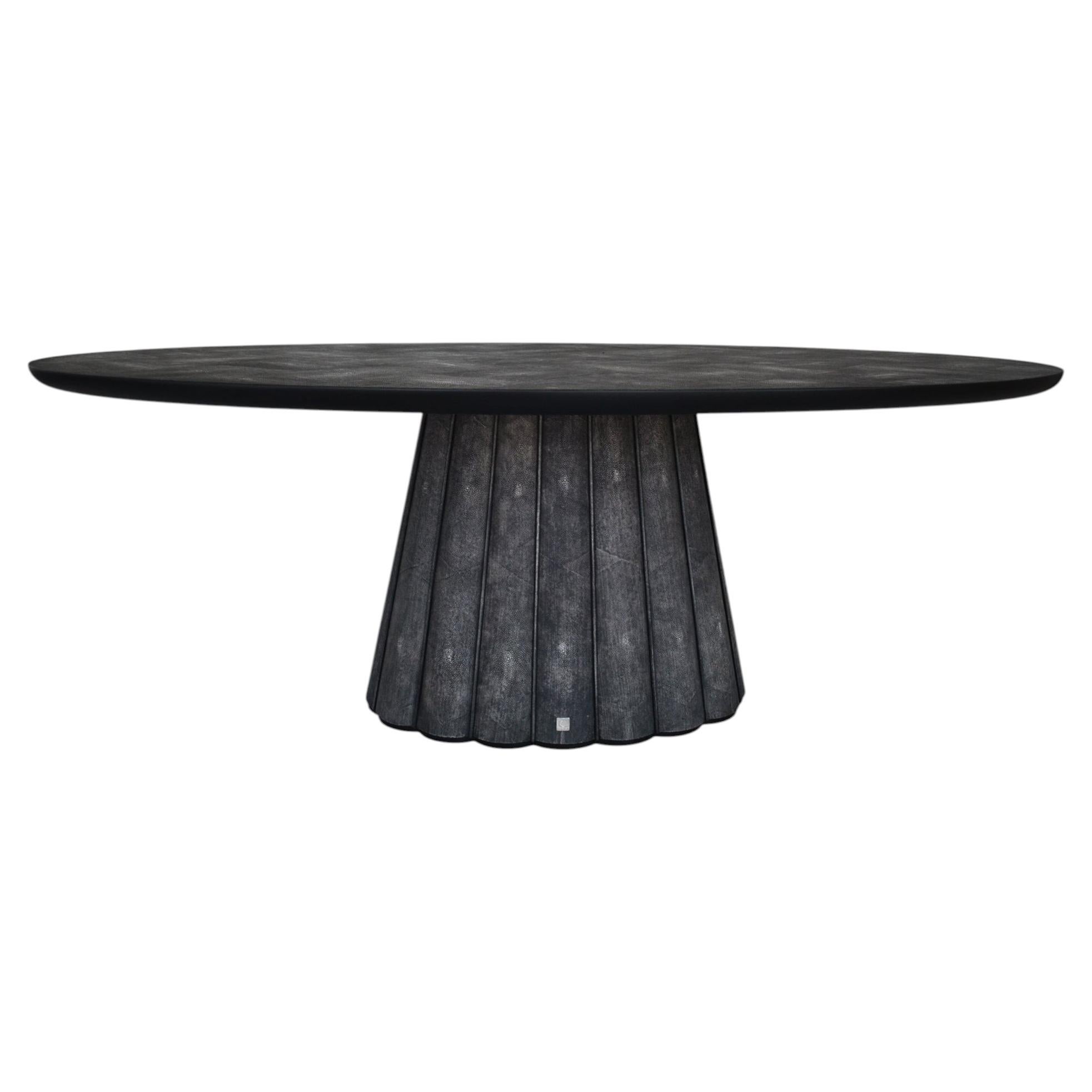 Mesa ovalada de madera negra con decoración texturizada hecha a mano en Italia