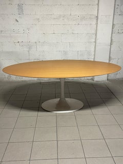 Table ovale Tulip de la fin des années 1990 dans le style d'Eero Saarinen