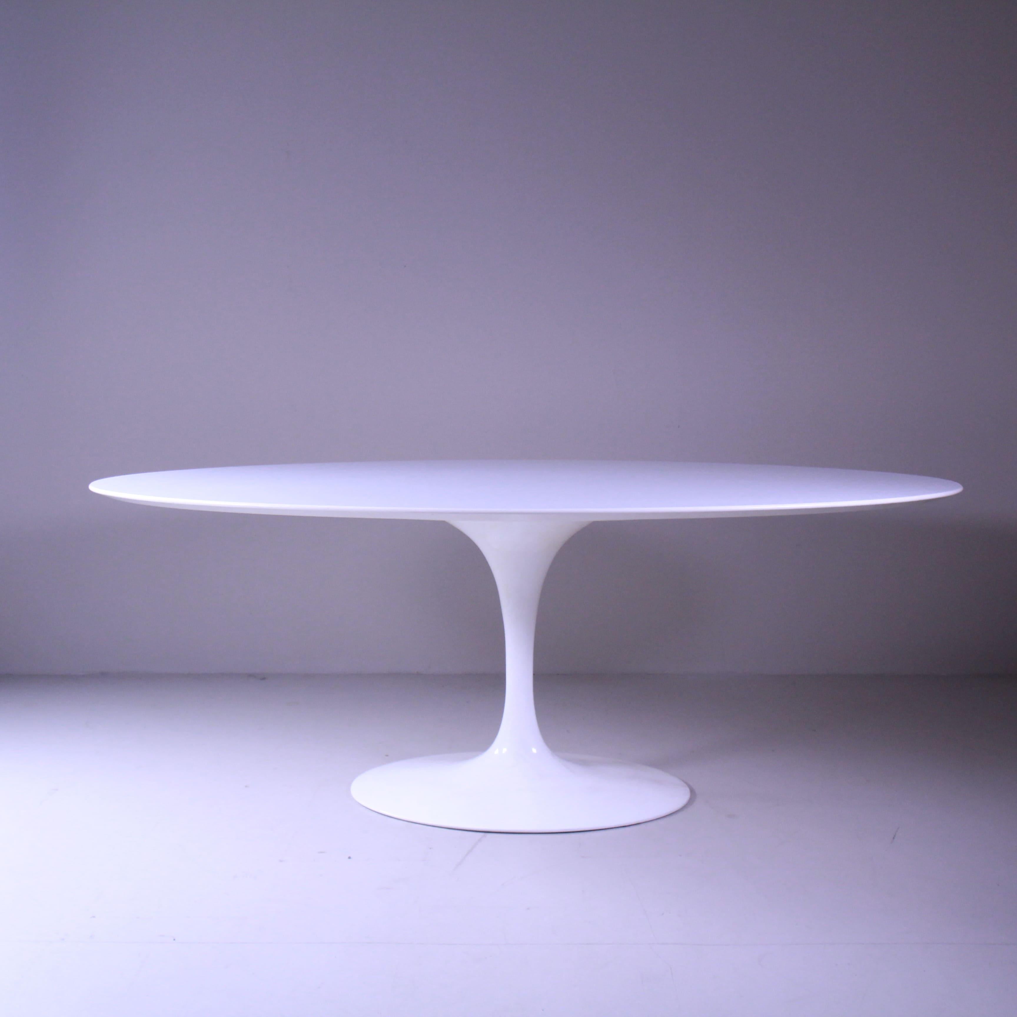 Il tavolo ovale “Tulip”, progettato da Eero Saarinen per Knoll nel 1956, è un’icona senza tempo del design del XX secolo. Parte della celebre collezione “Pedestal”, questo tavolo è stato concepito per eliminare il disordine visivo delle gambe
