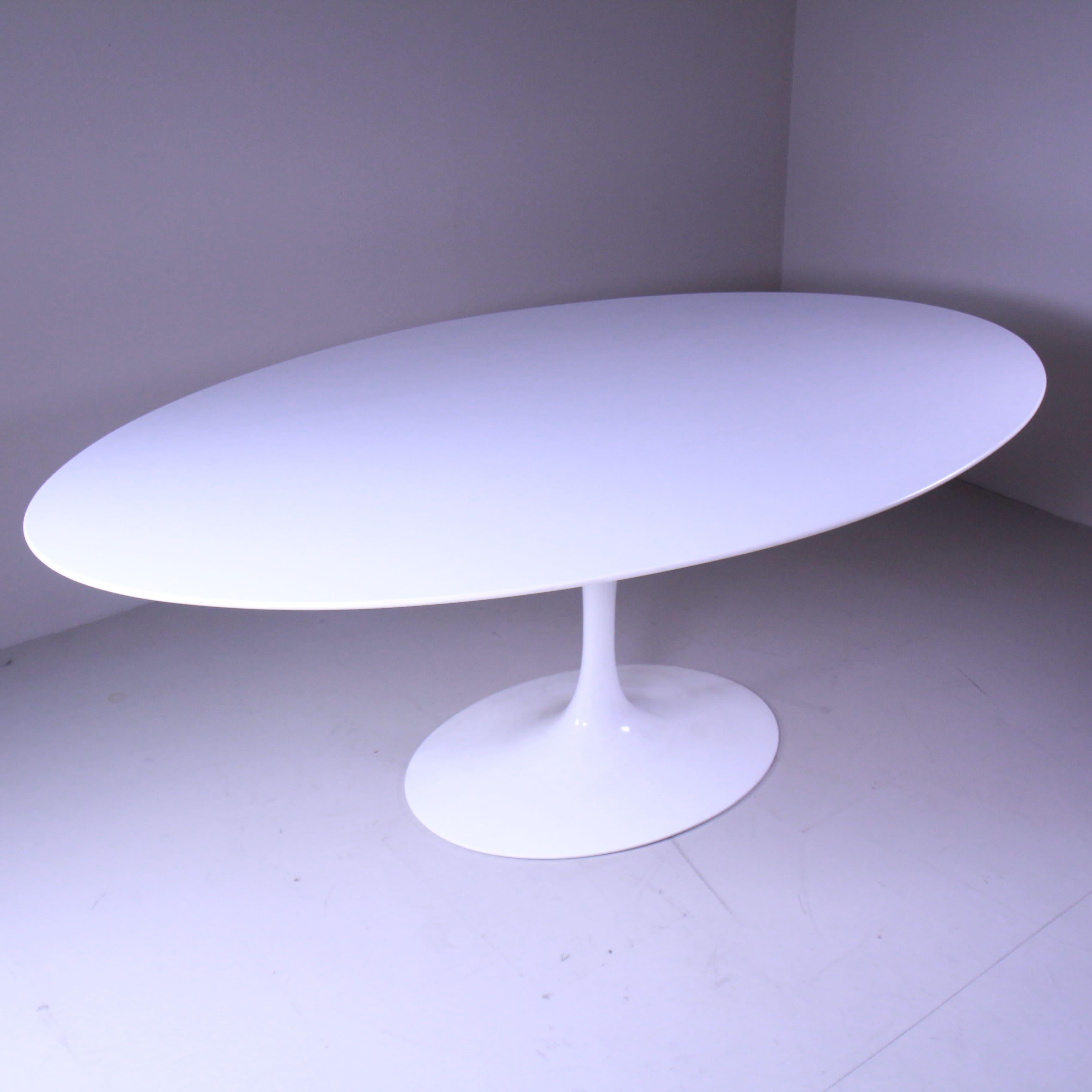 Italian Tavolo ovale “Tulip”, Eero Saarinen, Knoll