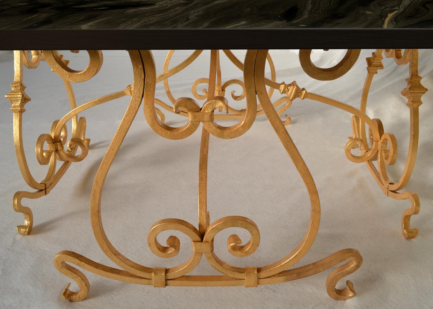 Baroque Tavolo da pranzo scagliola nera e base ferro battuto oro fatto a mano in Italia For Sale