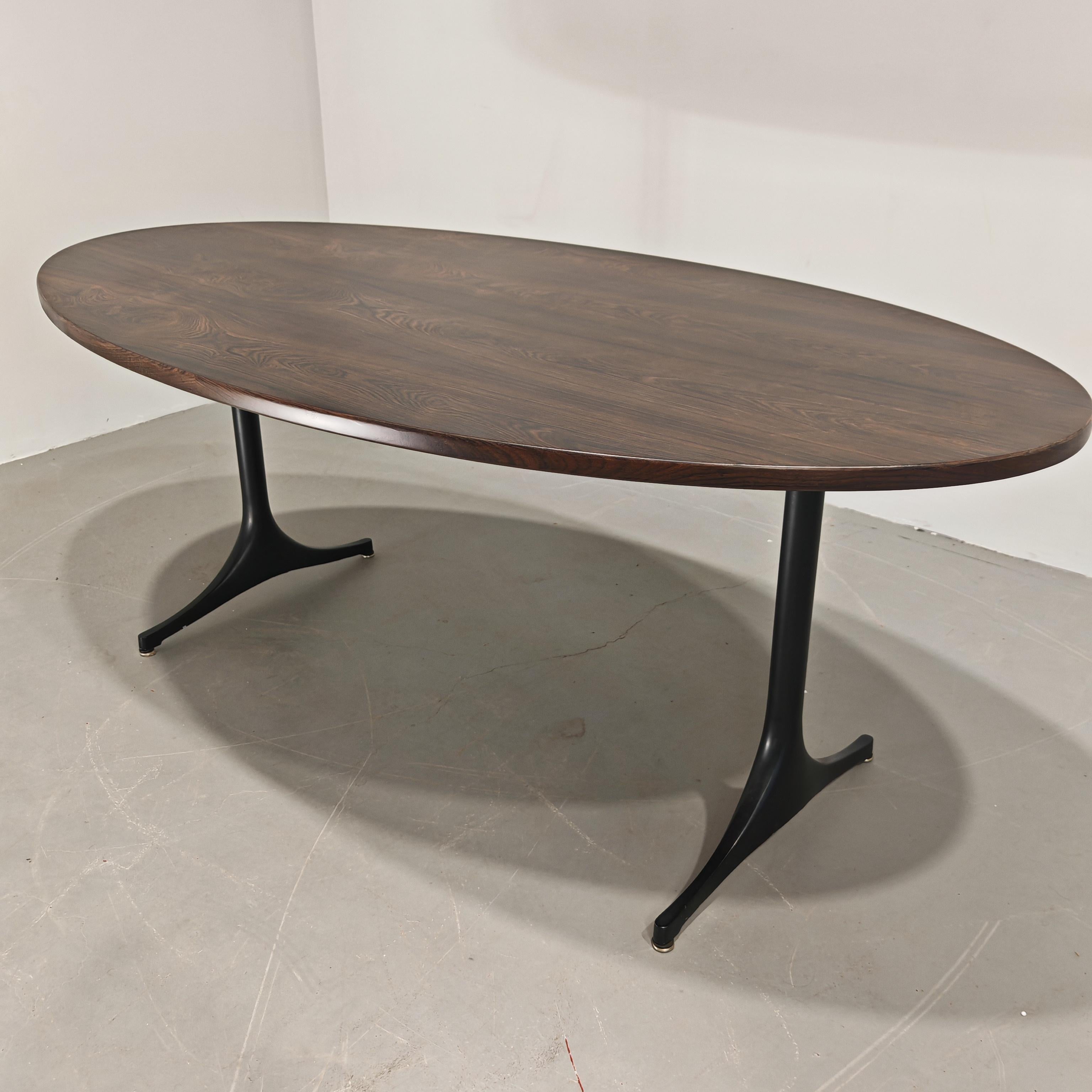 table historique conçue par George Nelson et produite par Hermann Miller dans les années 1960
la table provient d'une maison italienne
le plateau en bois a été restauré à l'état neuf avec une nouvelle finition
les deux pieds sont en métal peint en