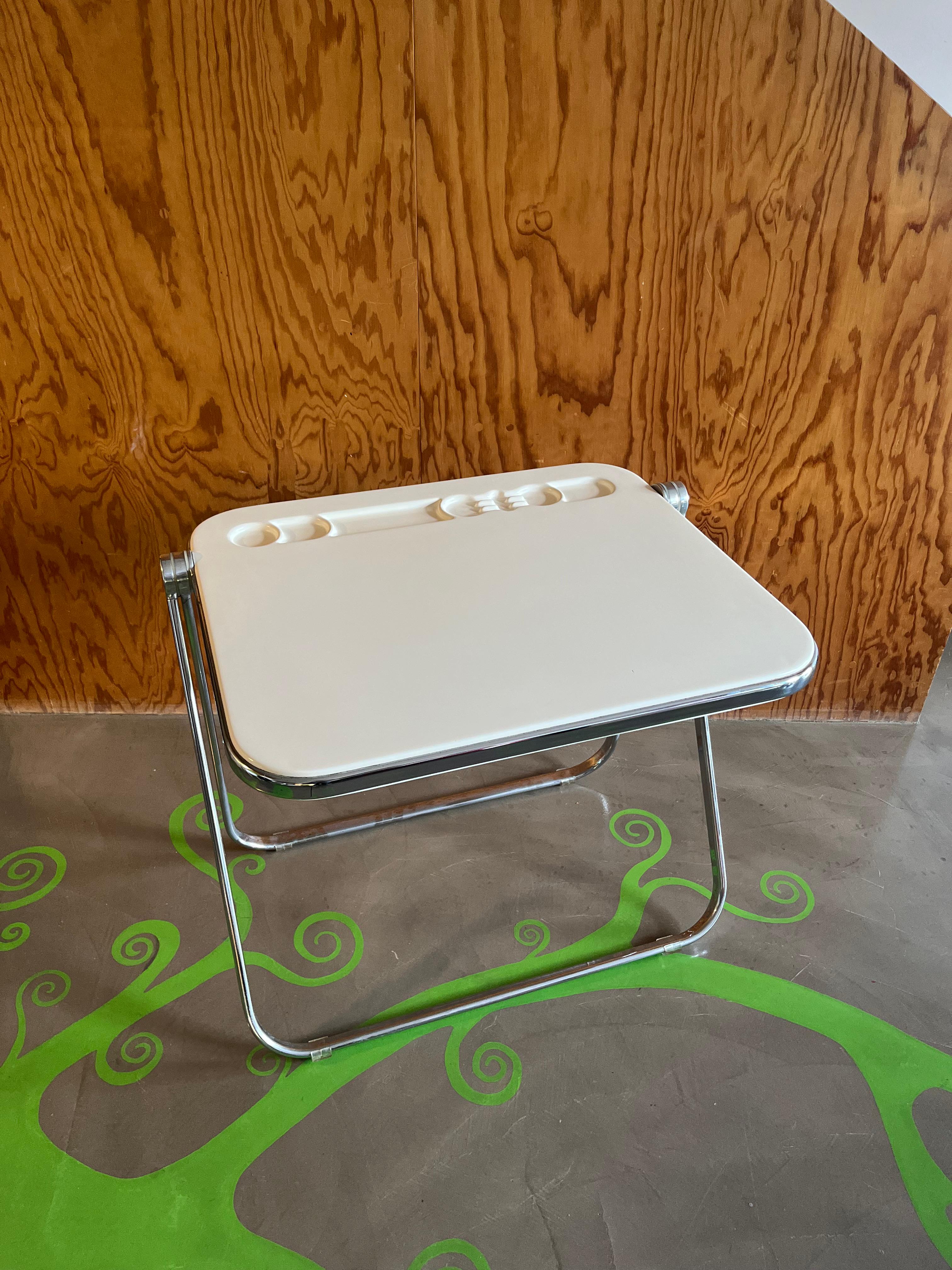 Modern Plato folding table with white polycarbonate top Anonima Castelli 70s For Sale