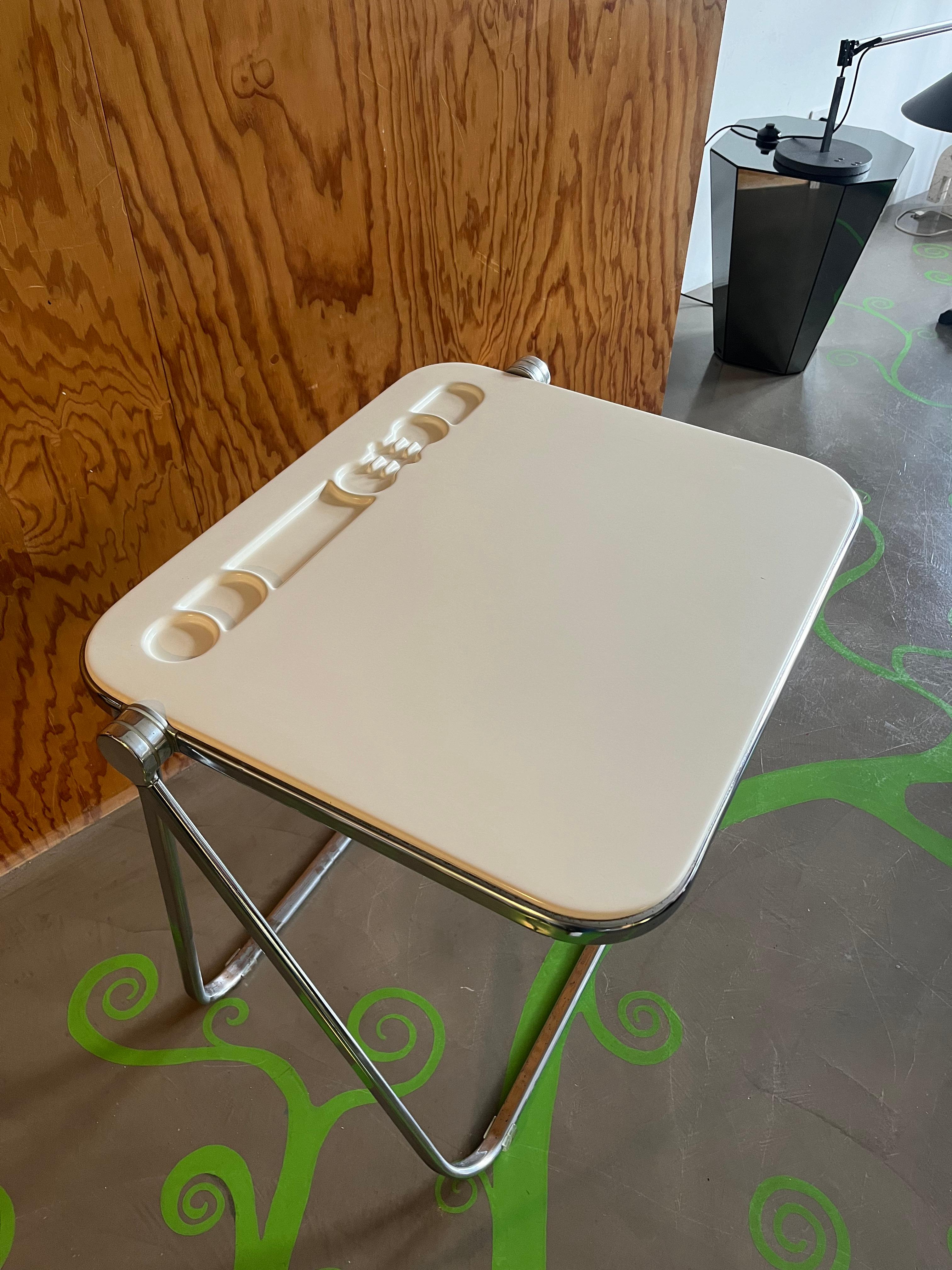 Plato folding table with white polycarbonate top Anonima Castelli 70s In Good Condition For Sale In Milano, IT