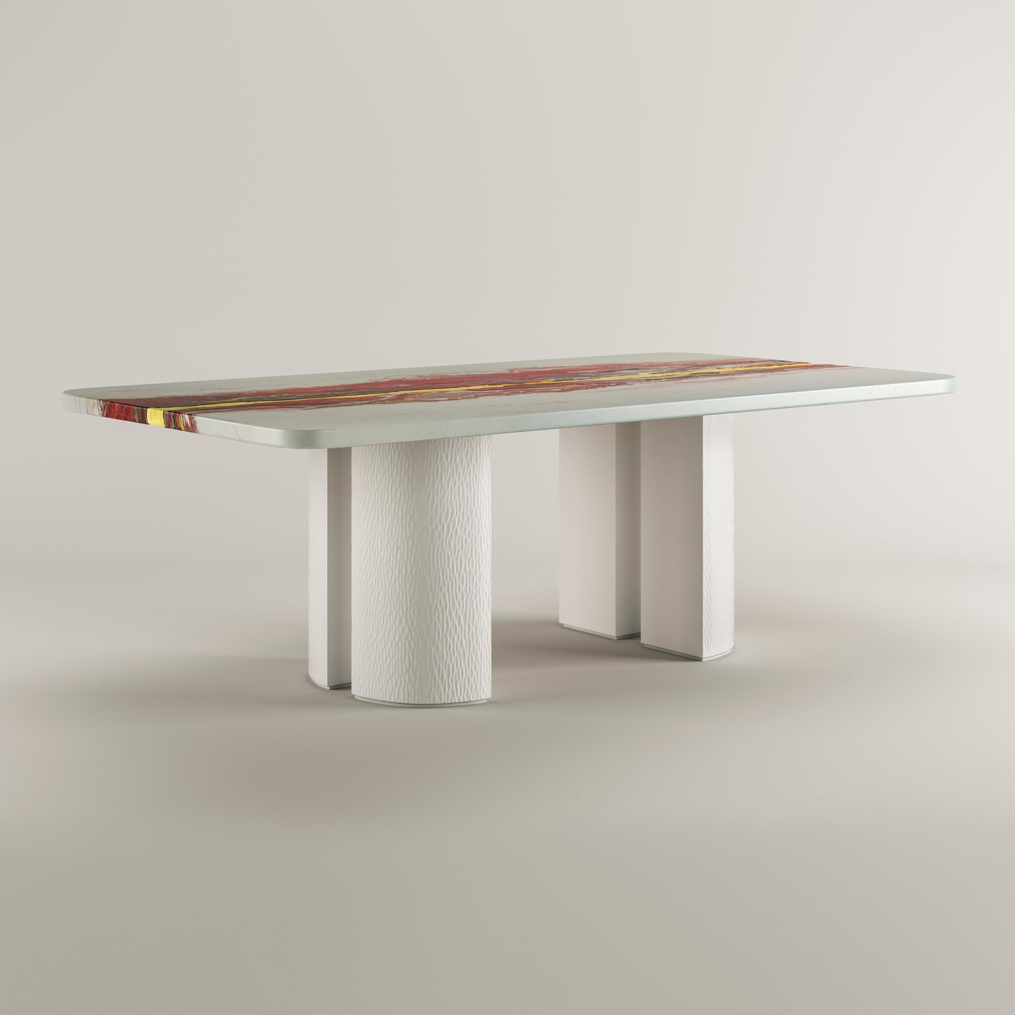 Tavolo pranzo decoro scagliola  foglia oro basi scolpite fatto a mano da Fatto.
Le Tavolo Rettangolare est composé d'un piano artistiquement décoré avec la technique du scagliola coloré d'un effet sfumato et vibrant et d'une bordure en brouillard