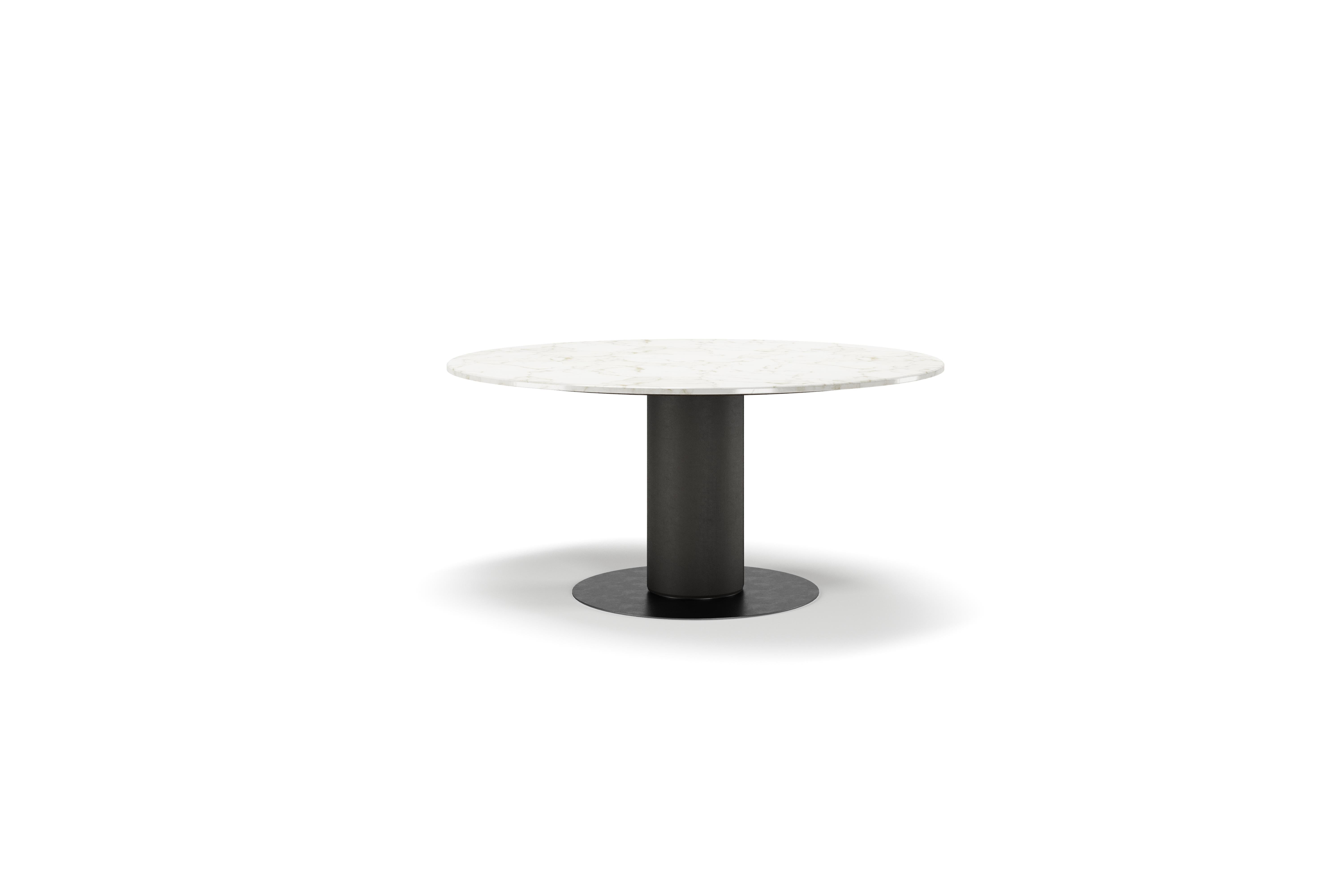 Italian Table de salle à manger Edward, pied recouvert de cuir, plateau en marbre, base en métal en vente