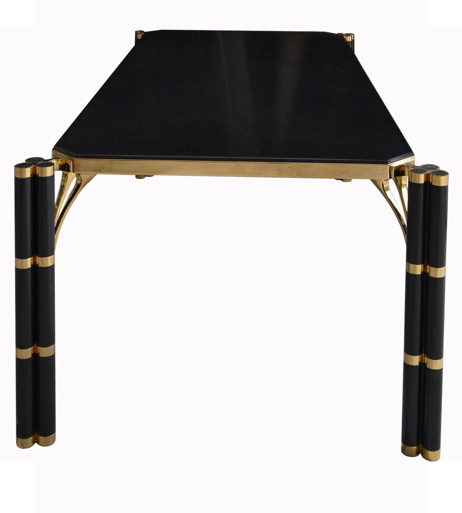 Table de salle à manger italienne moderne du milieu du siècle en granit noir et laiton Disponible.
Une table de salle à manger au design saisissant, réalisée dans le prestigieux granit Absolute Black et avec des moulages en laiton.
Les quatre pieds