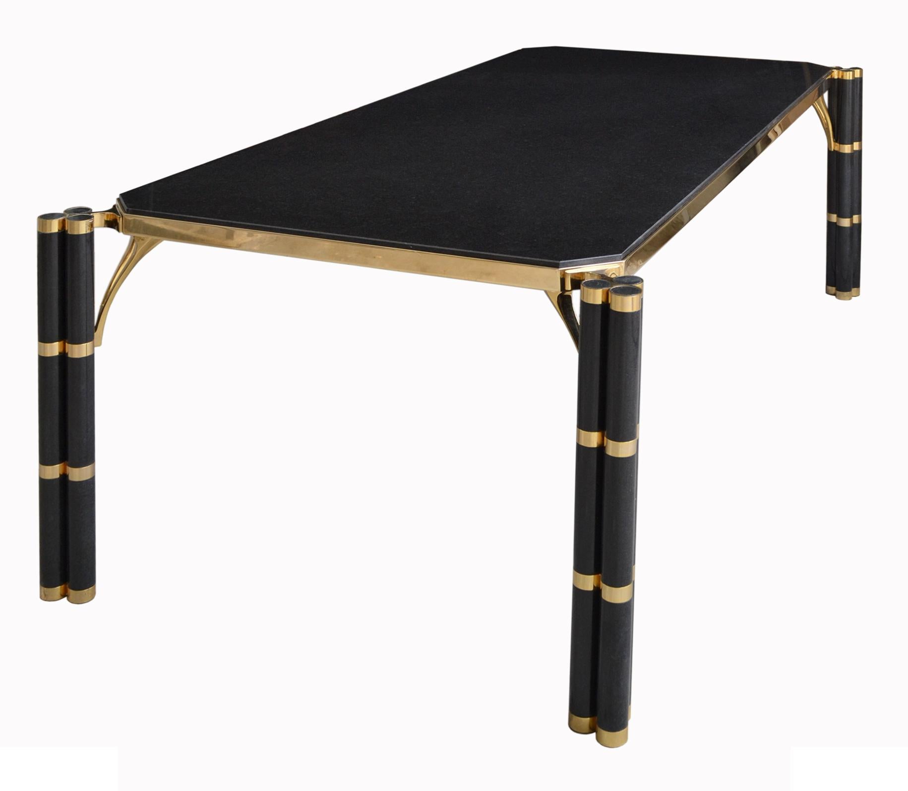 20th Century Table moderne du milieu du siècle en granit noir et laiton fabriquée en Italie par Cupioli en vente