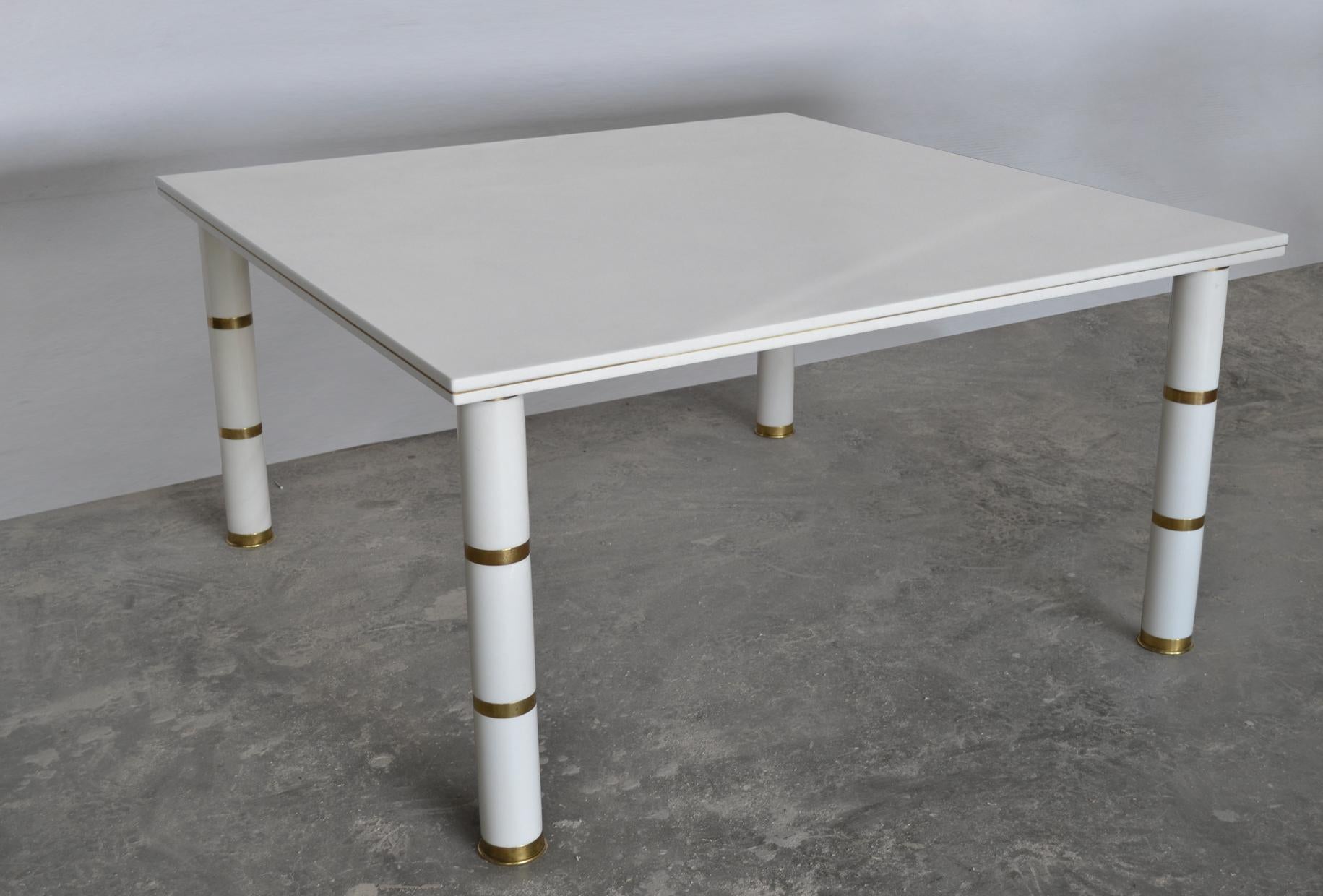 Laiton Table de salle à manger carrée en marbre blanc, détails en laiton, fait main en Italie Cupioli en vente
