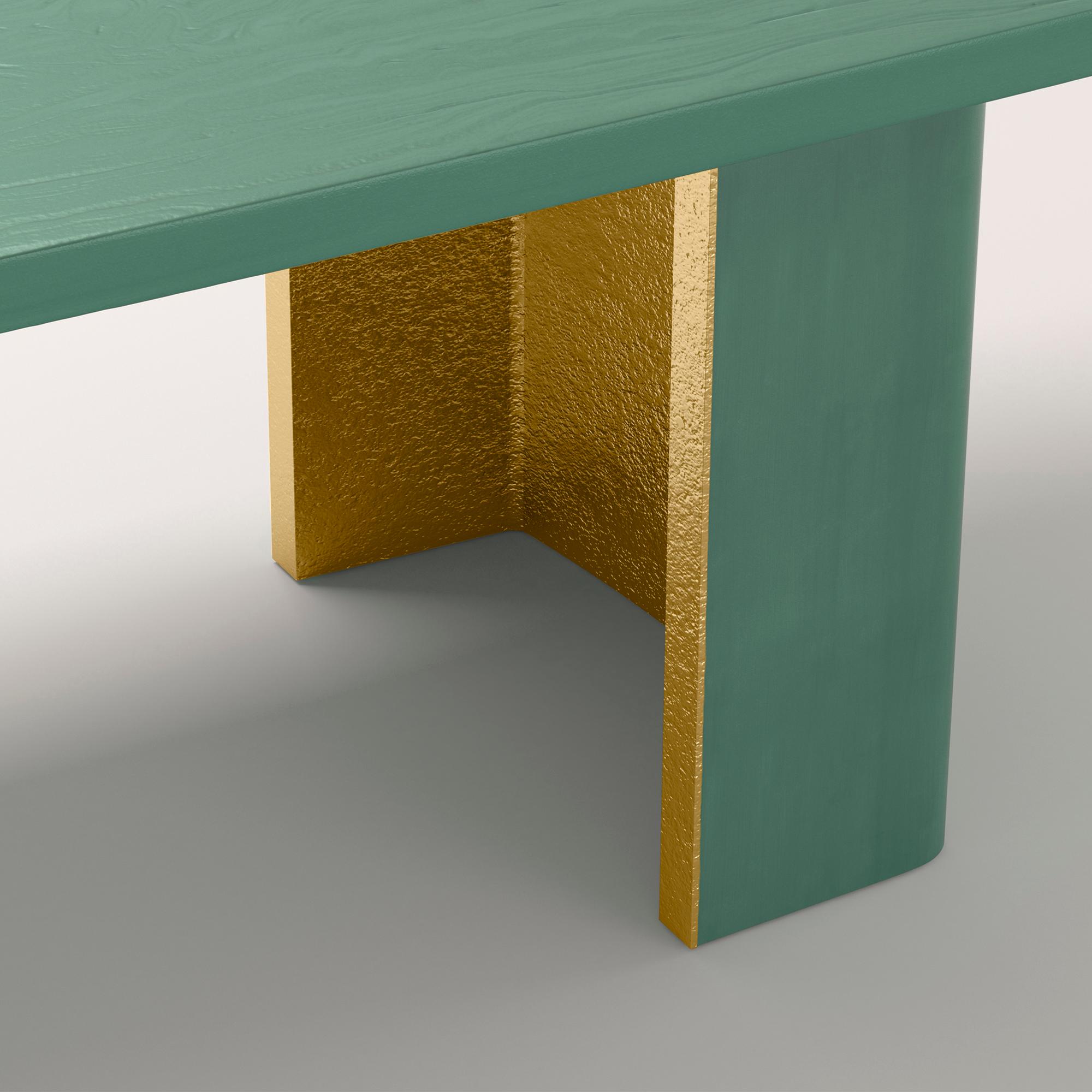 Il tavolo Nature ha una struttura in legno ed è caratterizzato da angoli arrotondati e linee leggermente curve si presenta con finitura in scagliola materica sia sul piano che sull’esterno dei basamenti, illuminandosi nella parte interna con