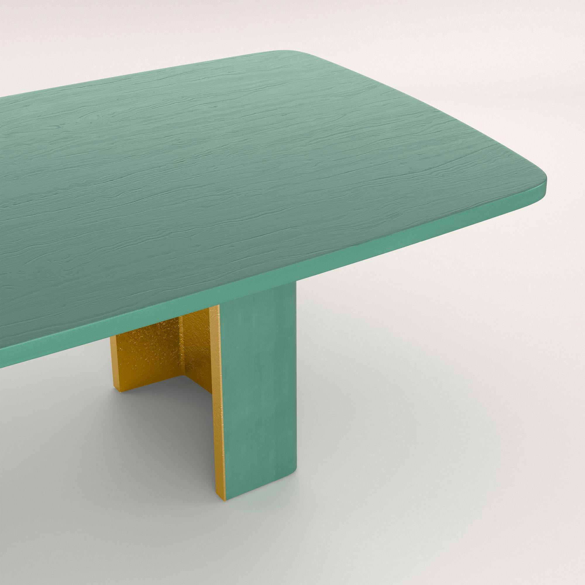 Moderno Tavolo pranzo verde in legno e ottone finitura materica fatto a mano in Italia in vendita