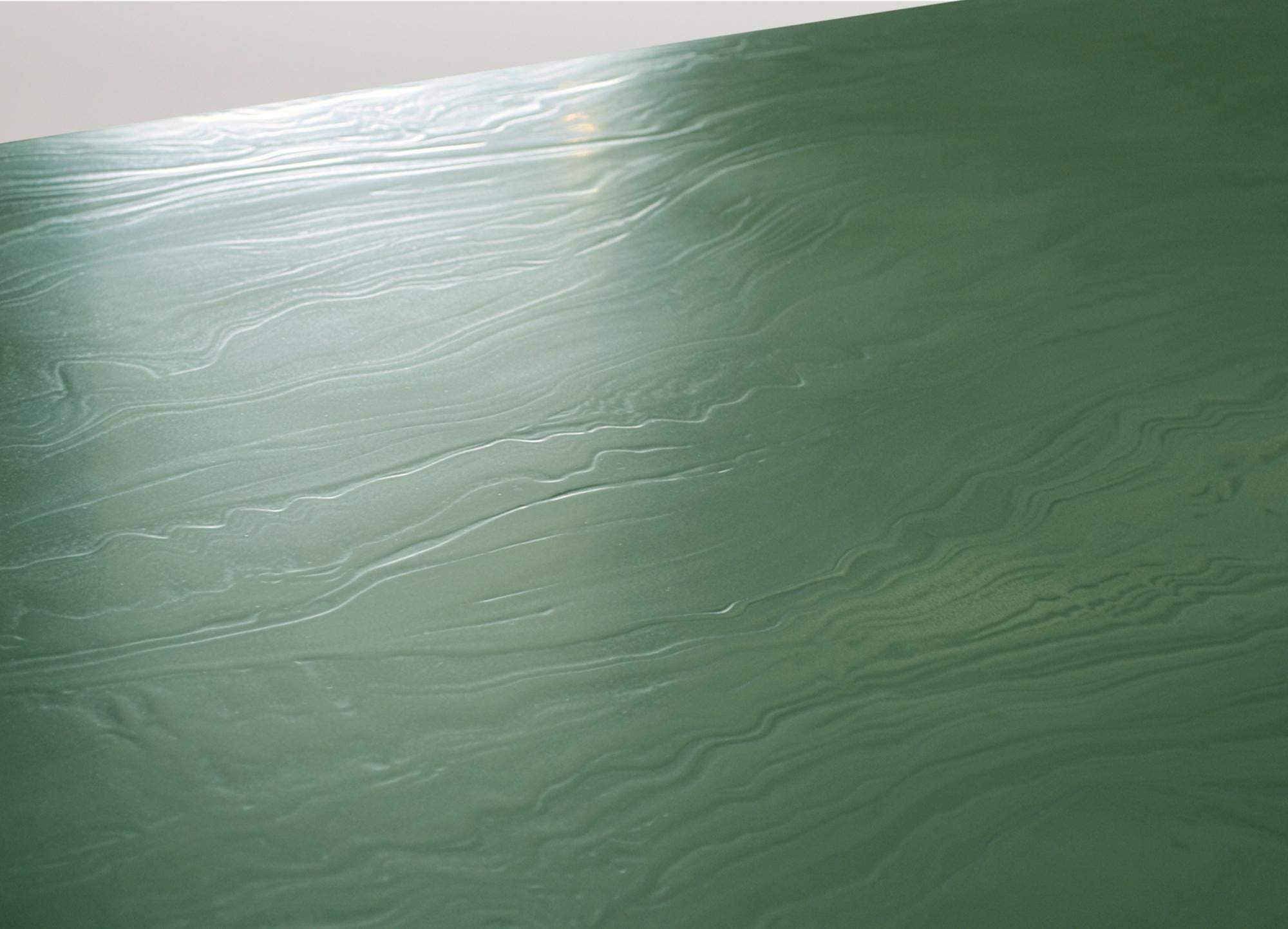 Martellato Tavolo pranzo verde in legno e ottone finitura materica fatto a mano in Italia in vendita