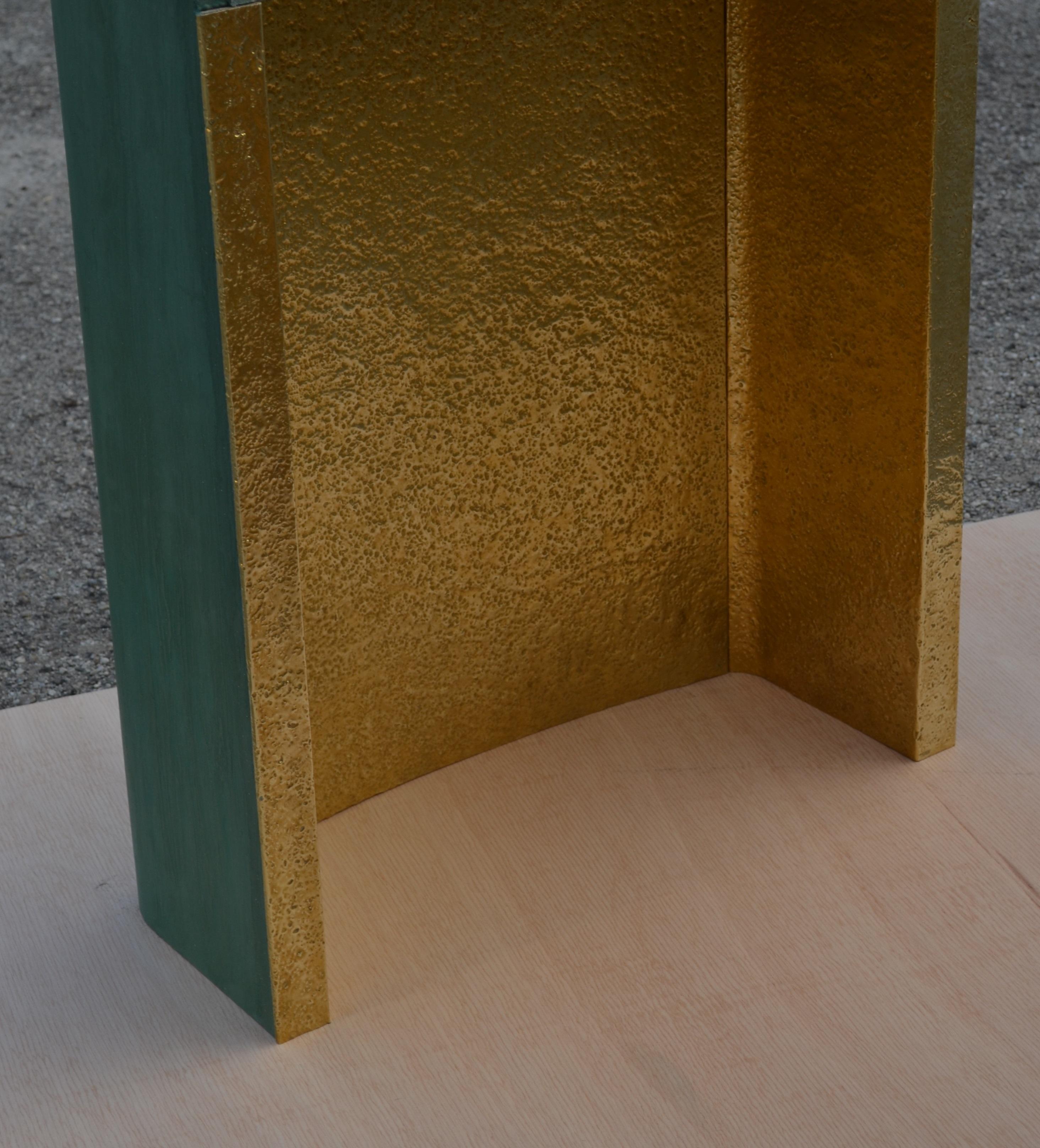 Periodo contemporaneo Tavolo pranzo verde in legno e ottone finitura materica fatto a mano in Italia in vendita