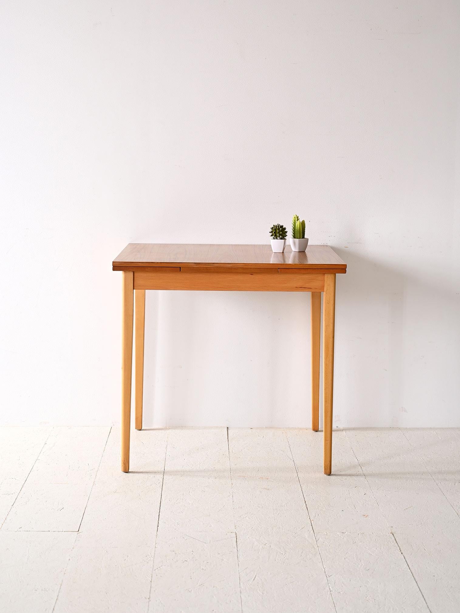 Holztisch aus den 1950er Jahren mit Formica-Platte.

Dieses Vintage-Möbelstück nordischer Herkunft zeigt den typischen Geschmack und die Funktionalität des skandinavischen Designs. Die tragende Struktur ist aus leichtem Birkenholz gefertigt, während