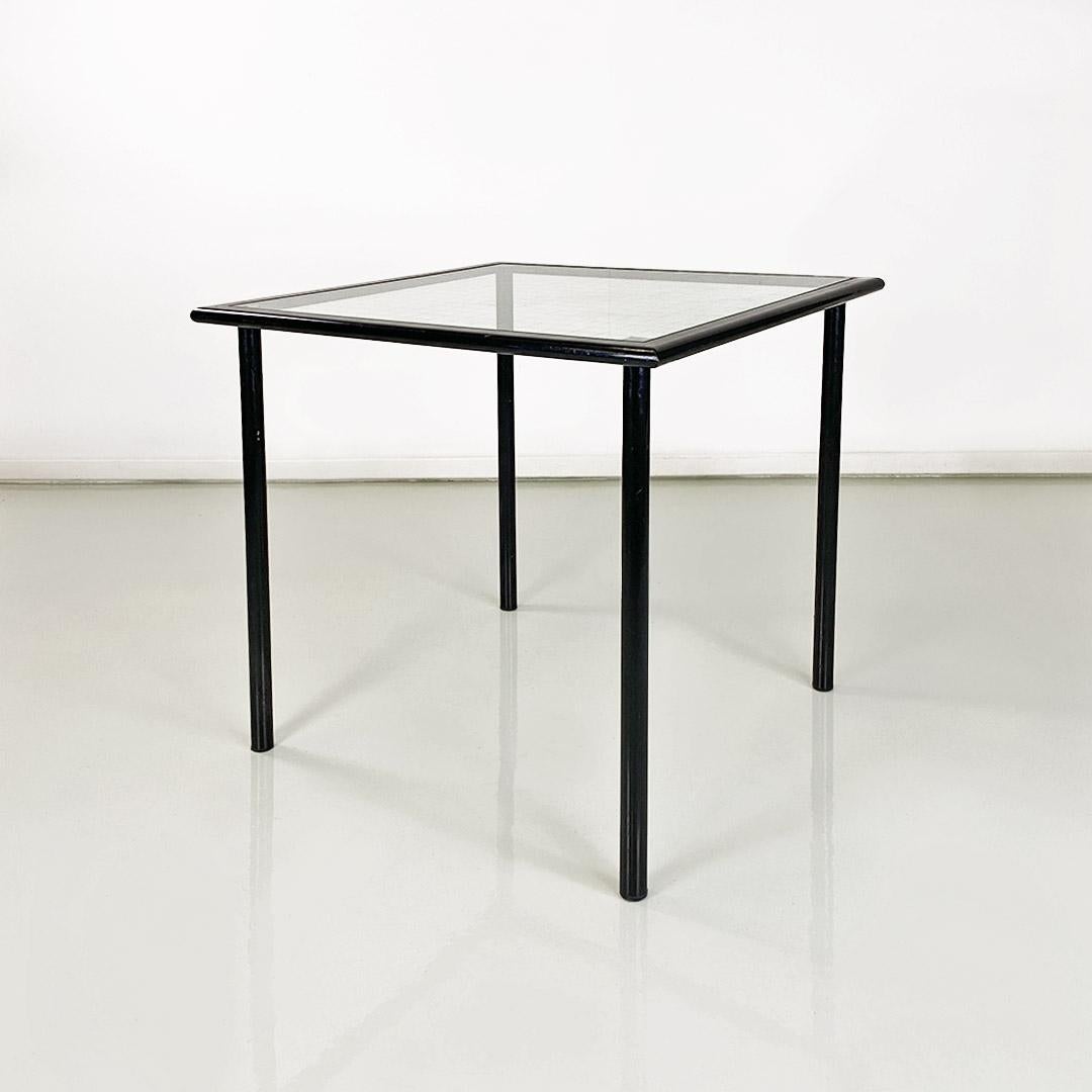 Moderner italienischer quadratischer Tisch aus schwarzem Metall und quadratischem Glas 1980 ca.
Esstisch mit einer quadratischen Glasplatte, die auf einem schwarz emaillierten Metallgestell mit runden Beinen ruht.
c. 1980
Guter Zustand.
Maße in cm