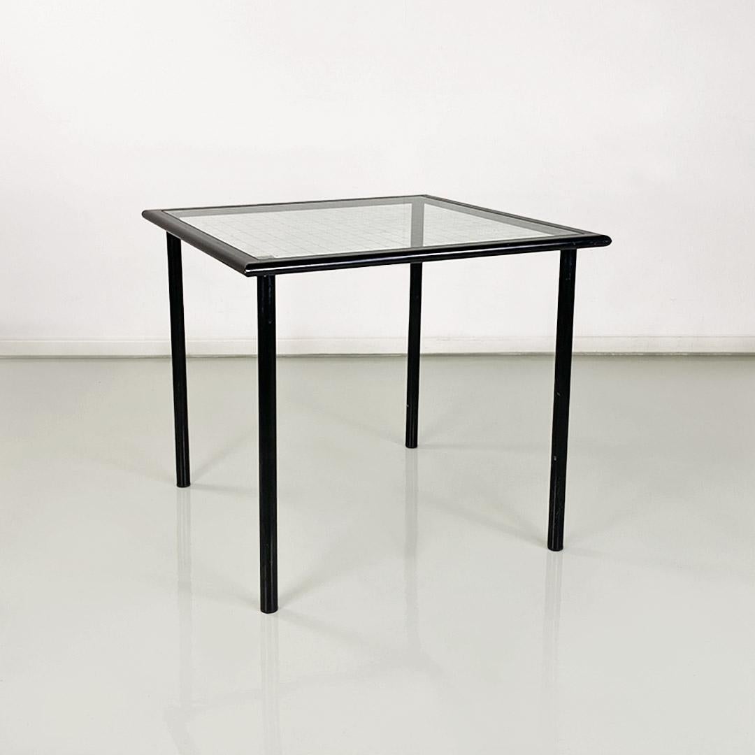 Moderner italienischer quadratischer Tisch aus schwarzem Metall und quadratischem Glas 1980 ca. (Italian) im Angebot