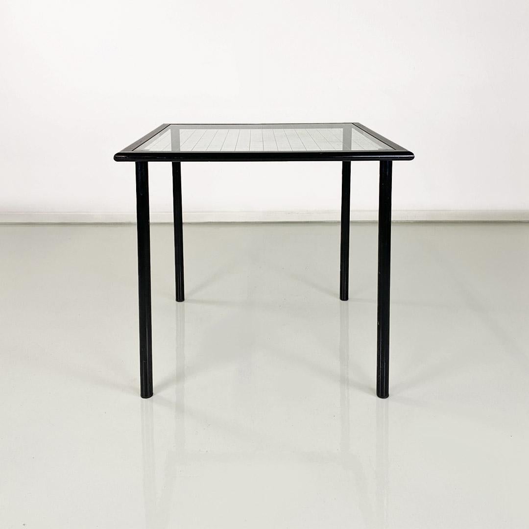 Moderner italienischer quadratischer Tisch aus schwarzem Metall und quadratischem Glas 1980 ca. im Zustand „Gut“ im Angebot in MIlano, IT