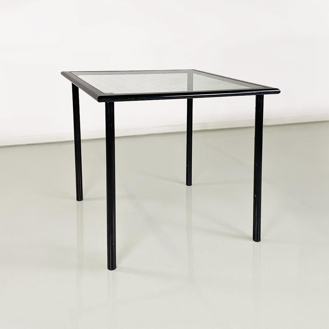 Moderner italienischer quadratischer Tisch aus schwarzem Metall und quadratischem Glas 1980 ca. (Late 20th Century) im Angebot