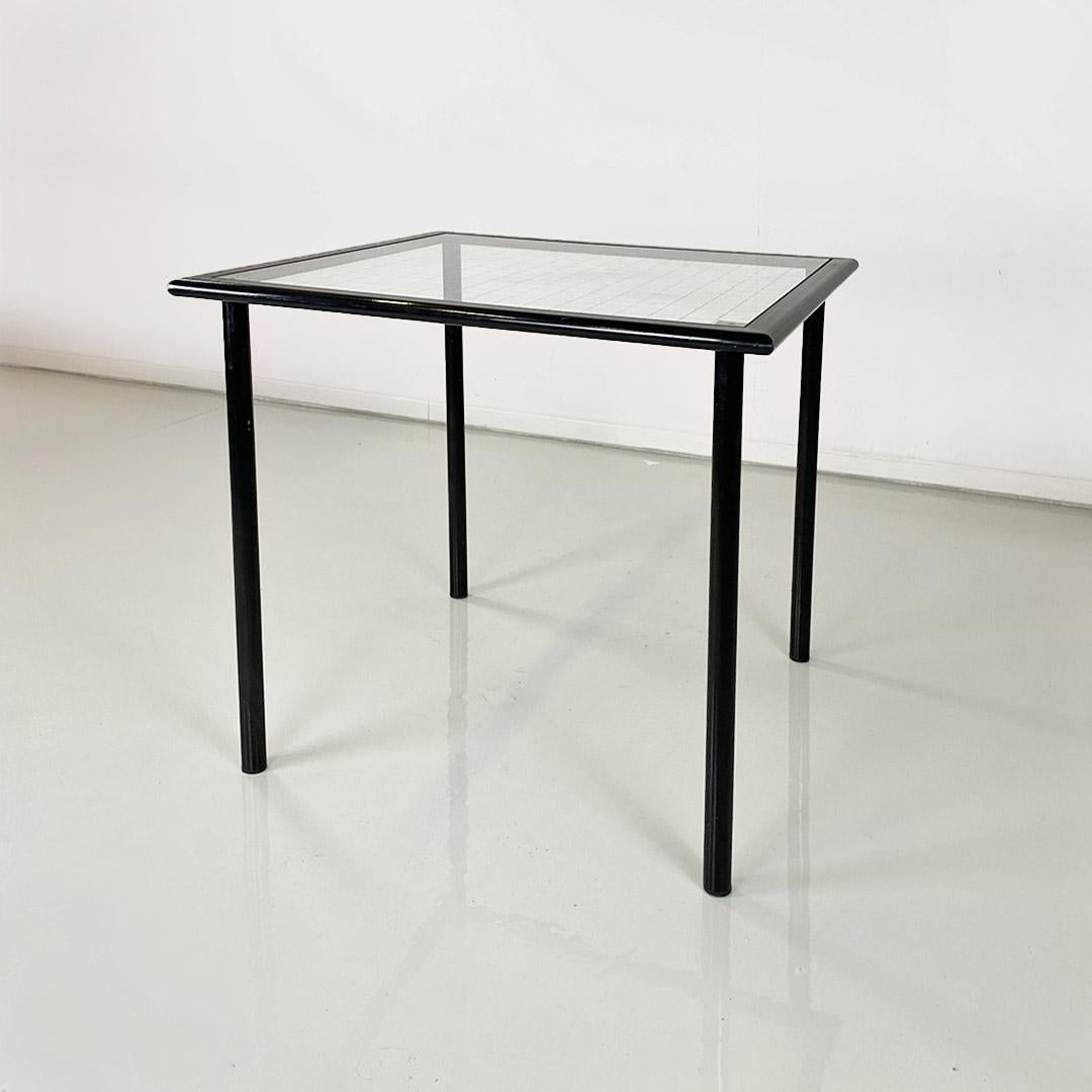 Moderner italienischer quadratischer Tisch aus schwarzem Metall und quadratischem Glas 1980 ca. im Angebot 1