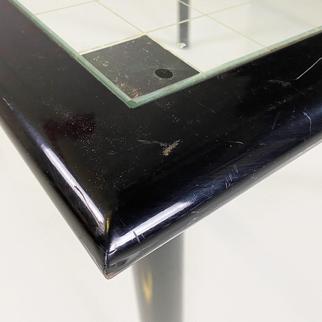 Moderner italienischer quadratischer Tisch aus schwarzem Metall und quadratischem Glas 1980 ca. im Angebot 3