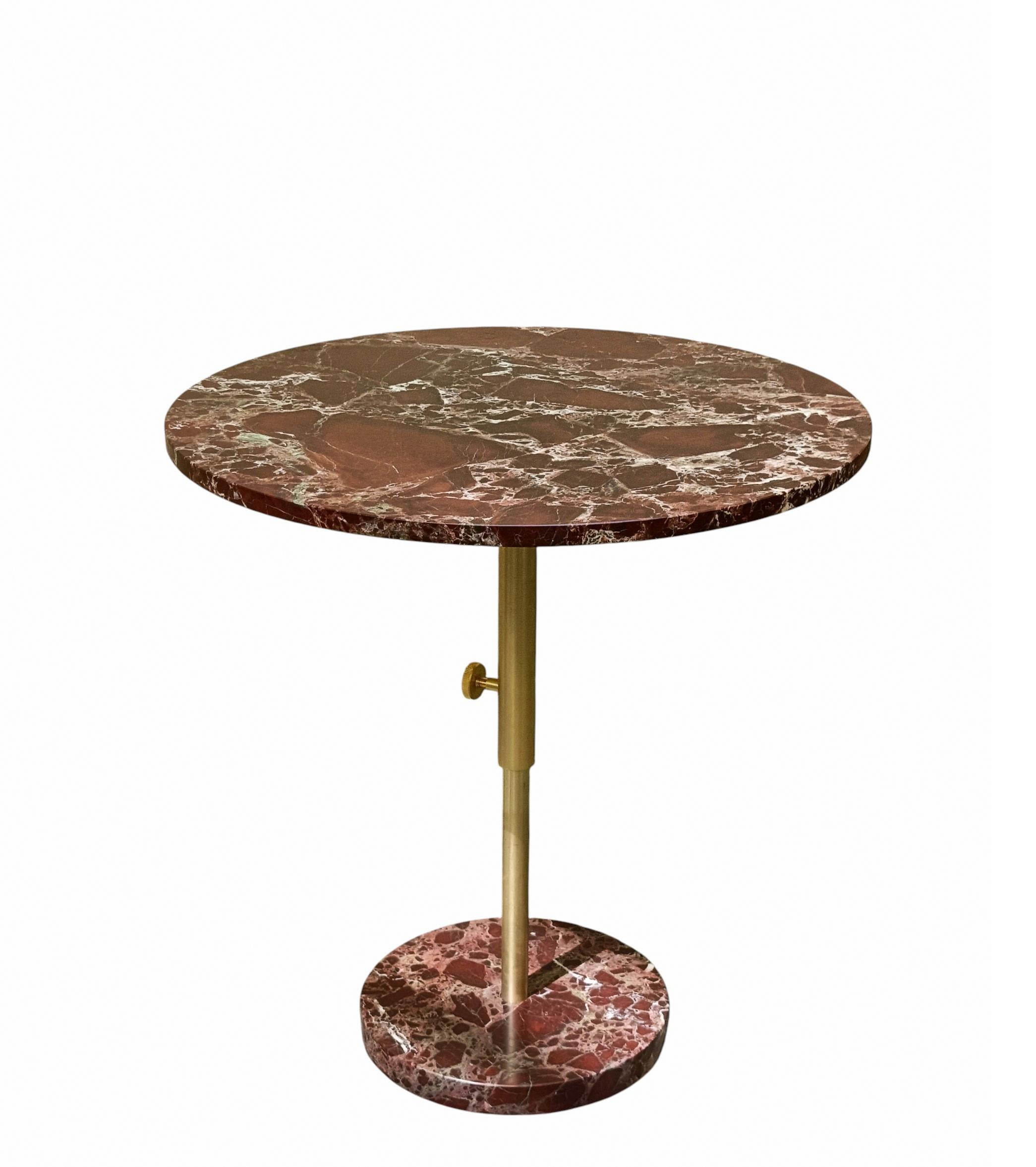 Tavolo rotondo regolabile in altezza in marmo rosso di Levanto. Ha un design raffinato ed elegante, grazie al materiale utilizzato per realizzarlo: il marmo rosso di Levanto. Si tratta di un materiale pregiato, utilizzato anche per la creazione di