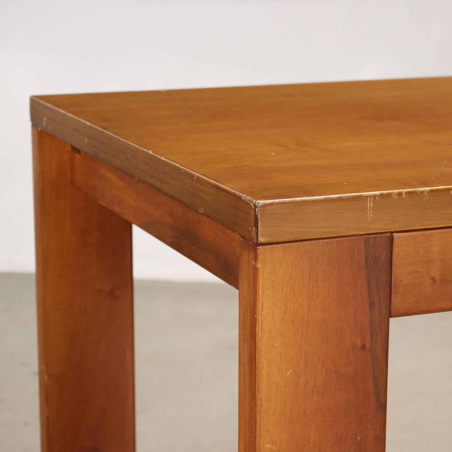 Rechteckiger Tisch aus Nussbaum aus den 70er/80er Jahren (Moderne der Mitte des Jahrhunderts) im Angebot