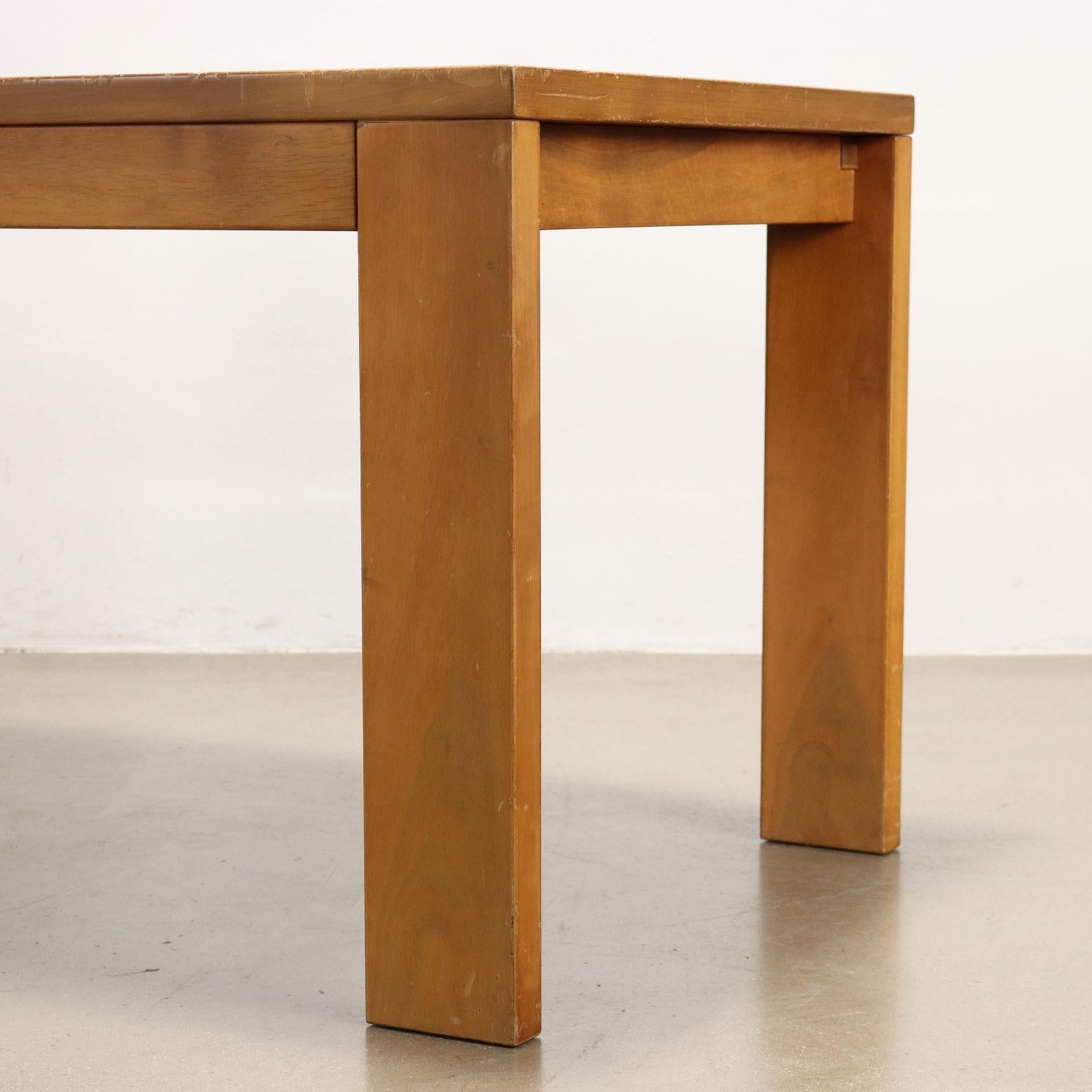 Rechteckiger Tisch aus Nussbaum aus den 70er/80er Jahren im Zustand „Relativ gut“ im Angebot in Milano, IT