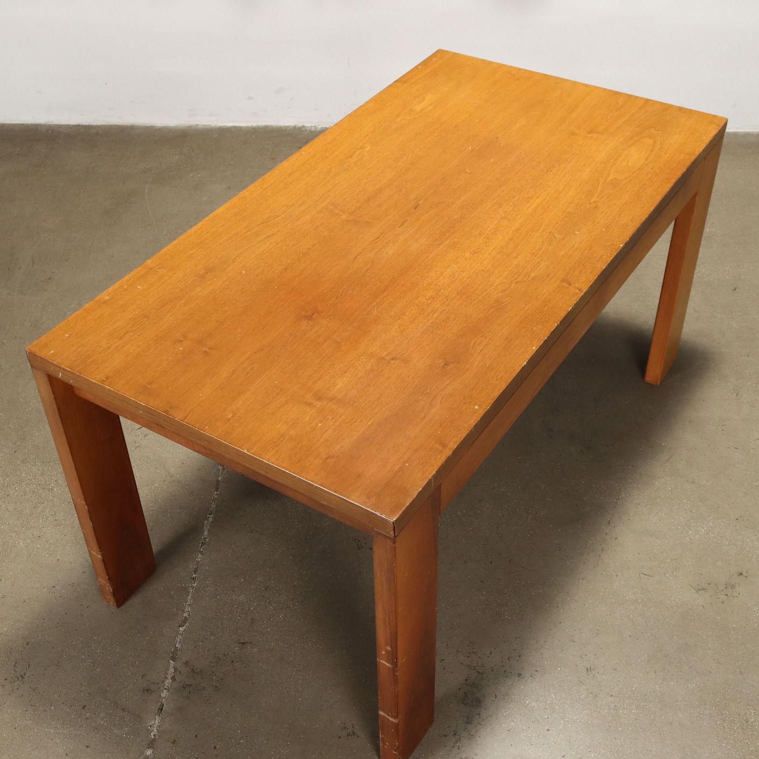 Rechteckiger Tisch aus Nussbaum aus den 70er/80er Jahren (Ende des 20. Jahrhunderts) im Angebot