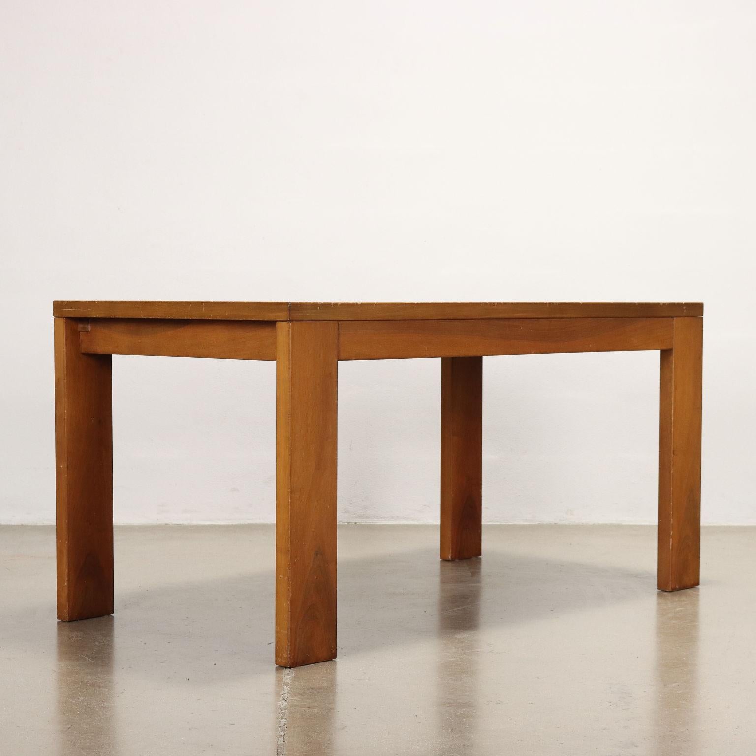 Rechteckiger Tisch aus Nussbaum aus den 70er/80er Jahren (Nussbaumholz) im Angebot