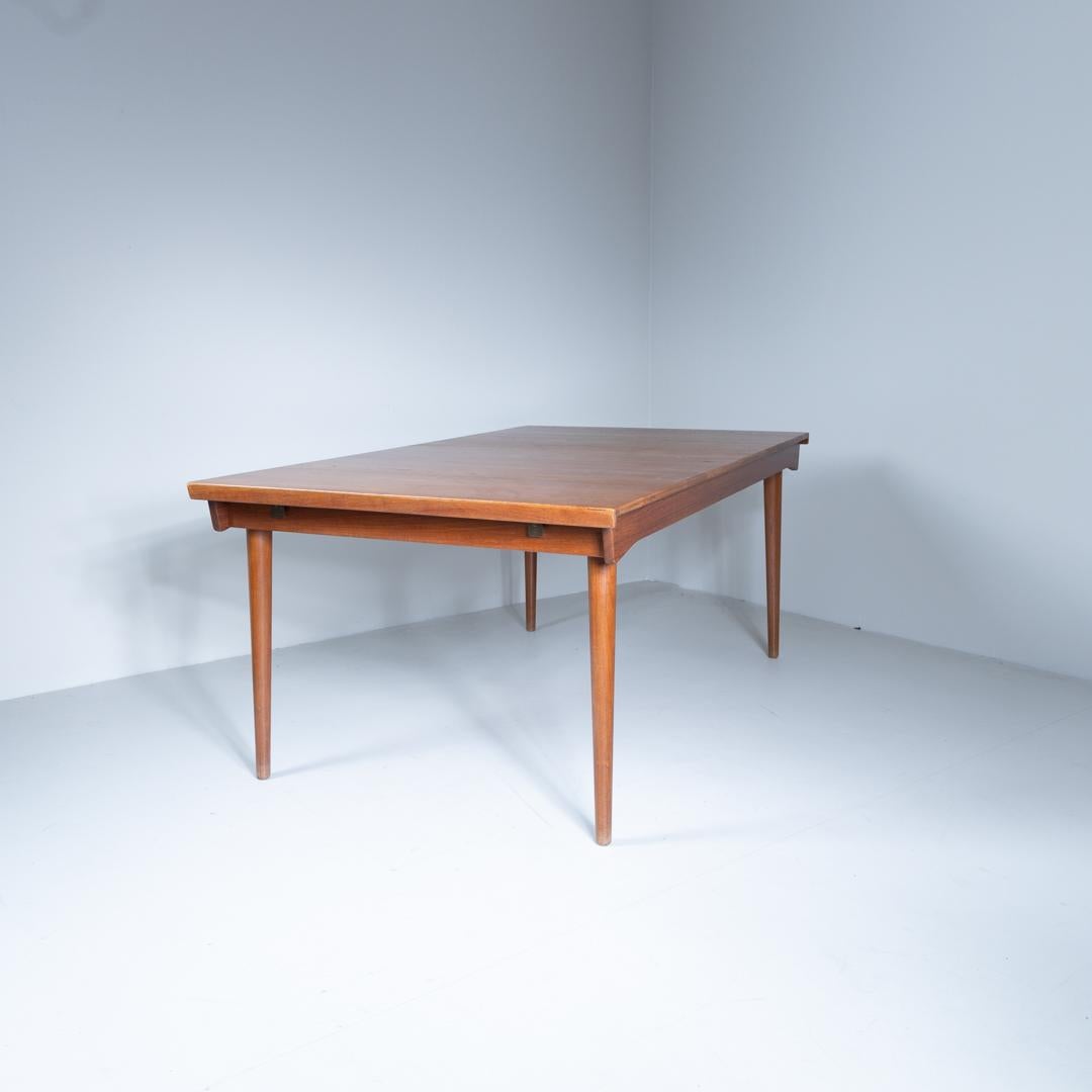 Questo tavolo rettangolare estensibile, progettato da Finn Juhl negli anni ’50, realizzato interamente in legno massello, si distingue per l’eccellente lavorazione artigianale che esalta la naturale bellezza del materiale. La struttura è essenziale
