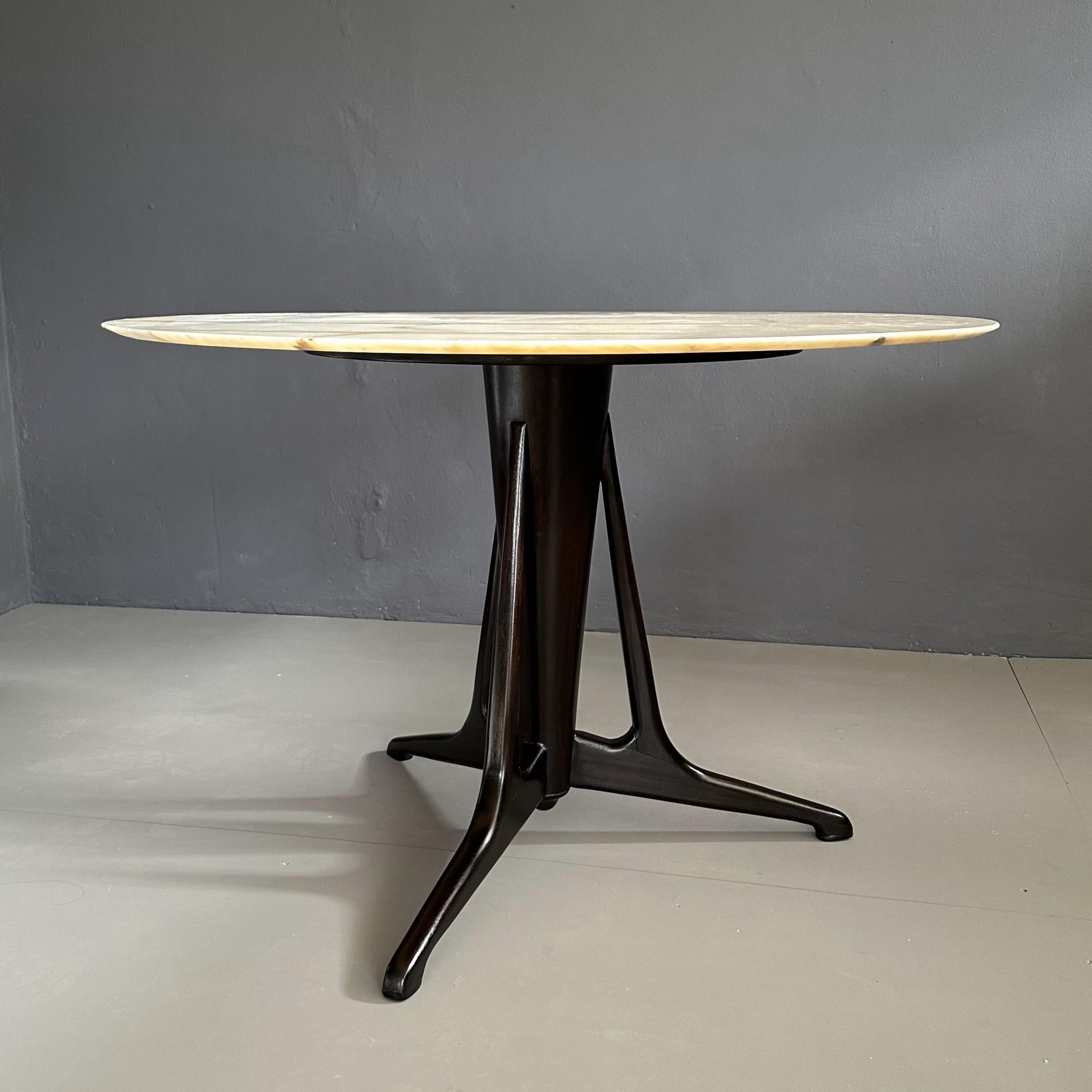 Tavolo rotondo anni Cinquanta, manifattura Italiana, attribuito a Ico Parisi.
Il tavolo ha un diametro di 120 cm con un piano in marmo e una base d'appoggio il legno di mogano.
Il piano e la base d'appoggio sono stati lucidati.
Molto buone le