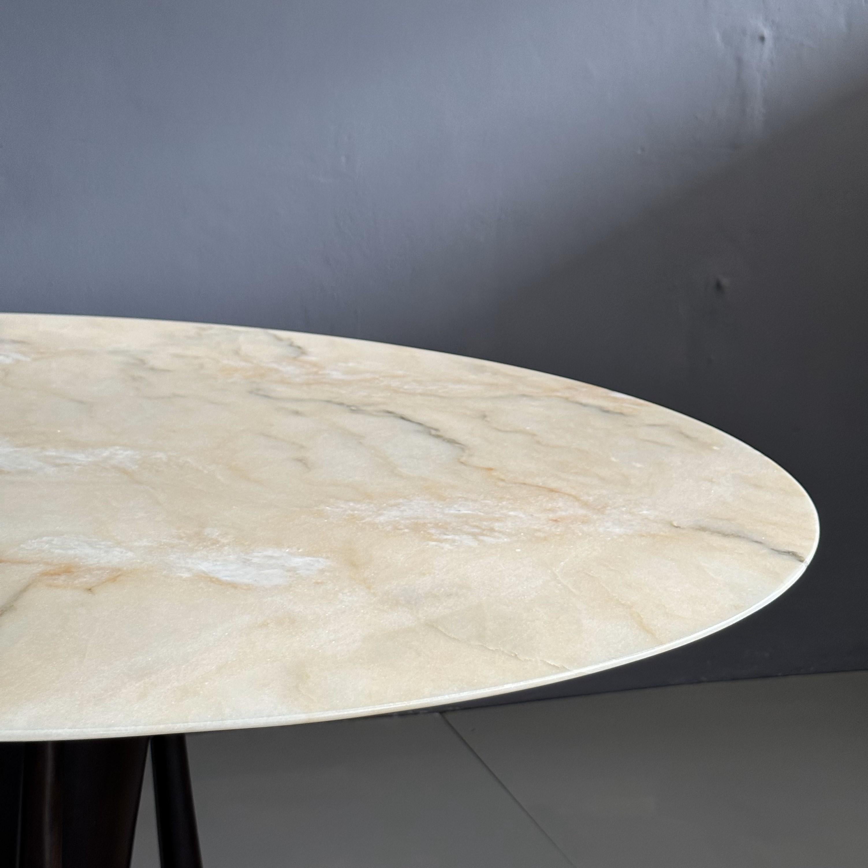 Tavolo rotondo attribuito a Ico Parisi 1950, piano in marmo base in legno mogano In Good Condition For Sale In Milan, IT