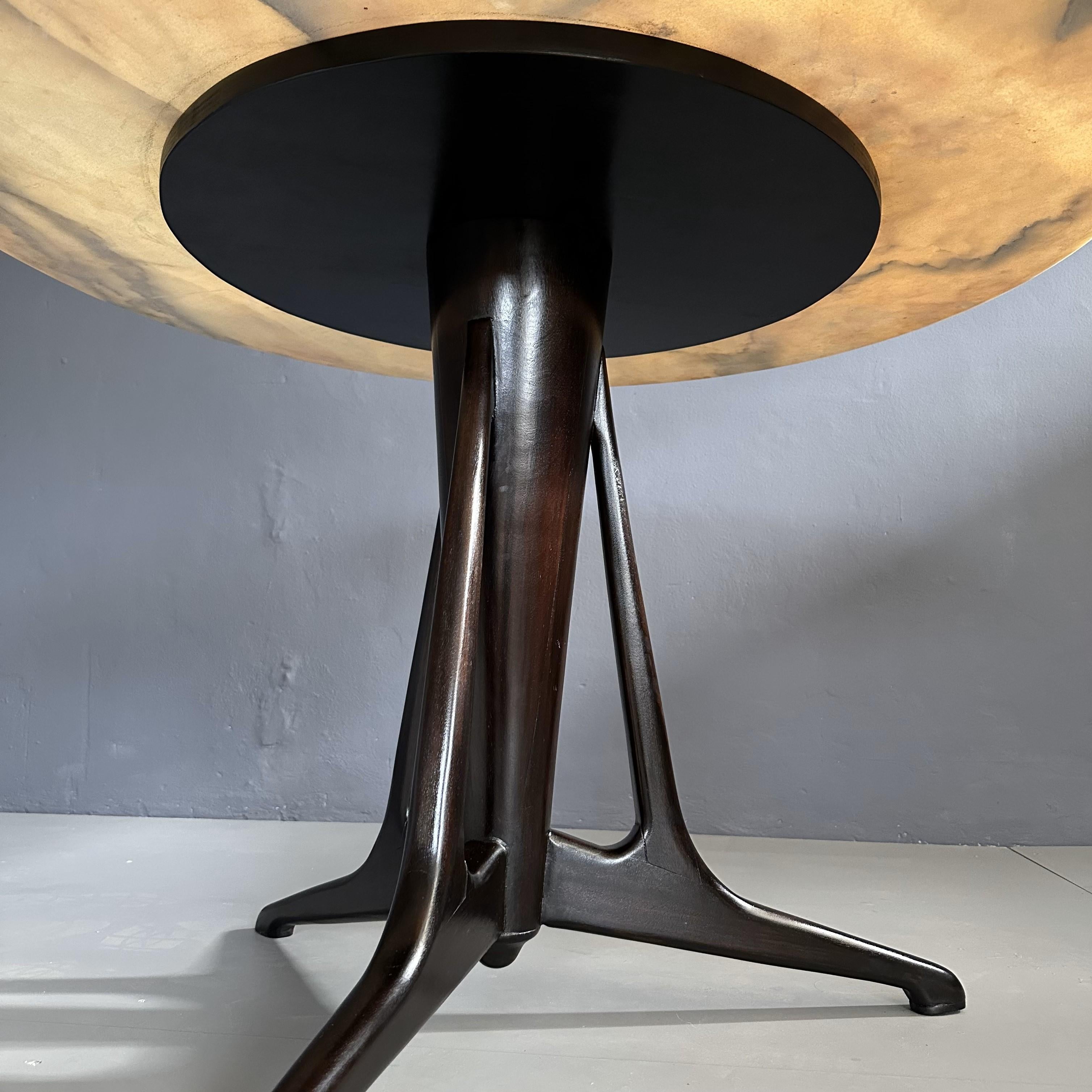 Tavolo rotondo attribuito a Ico Parisi 1950, piano in marmo base in legno mogano For Sale 1