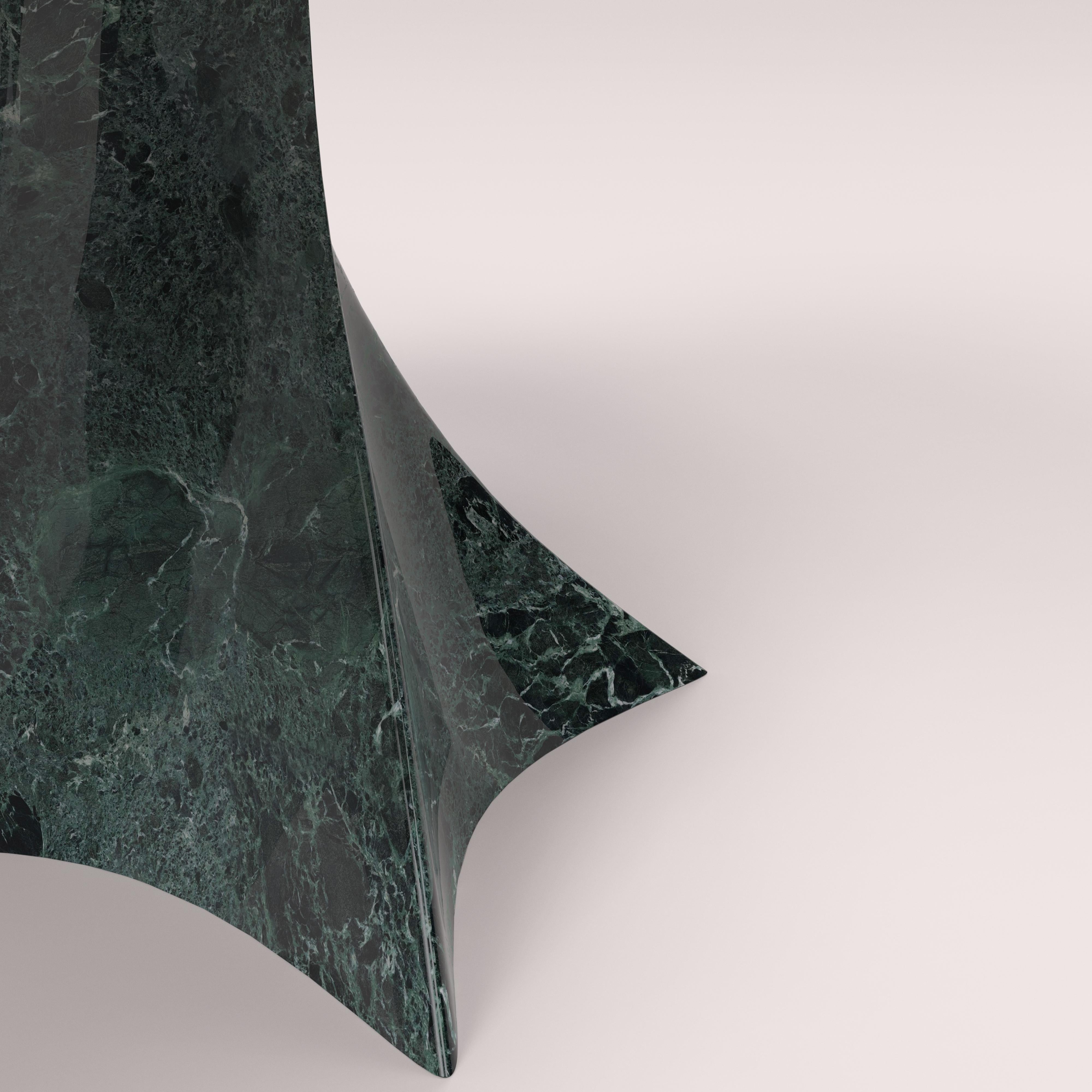 Tavolo rotondo contemporaino en marmo Verde Alpi par Carcino Design Neuf - En vente à Treviso, IT