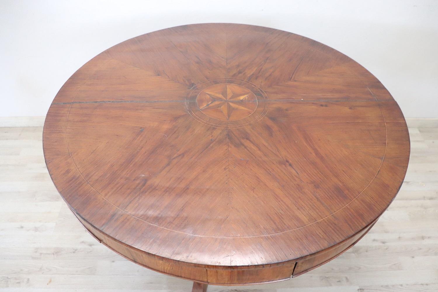 Louis-Philippe Table centrale ronde en noyer du 19e siècle en vente