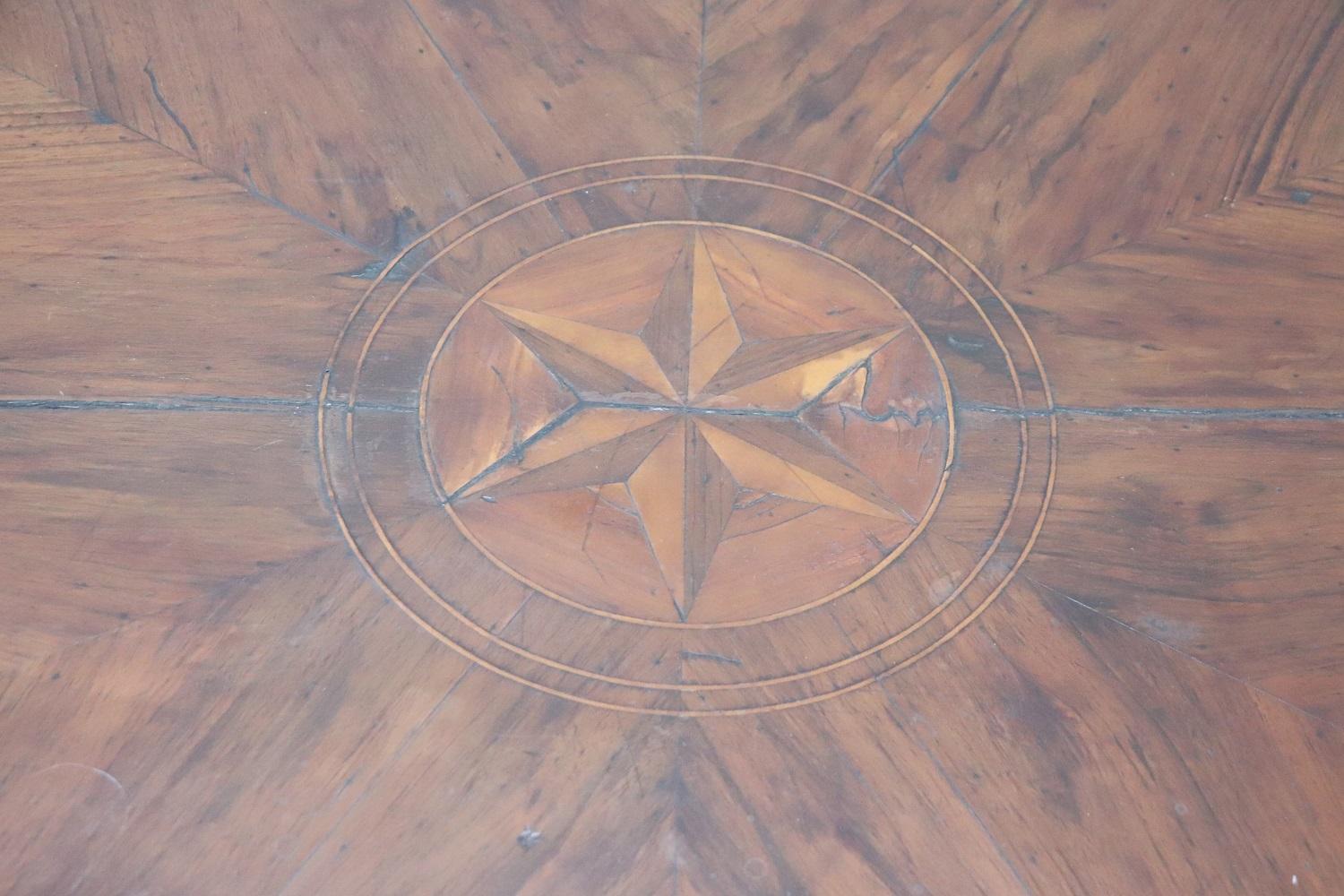 italien Table centrale ronde en noyer du 19e siècle en vente