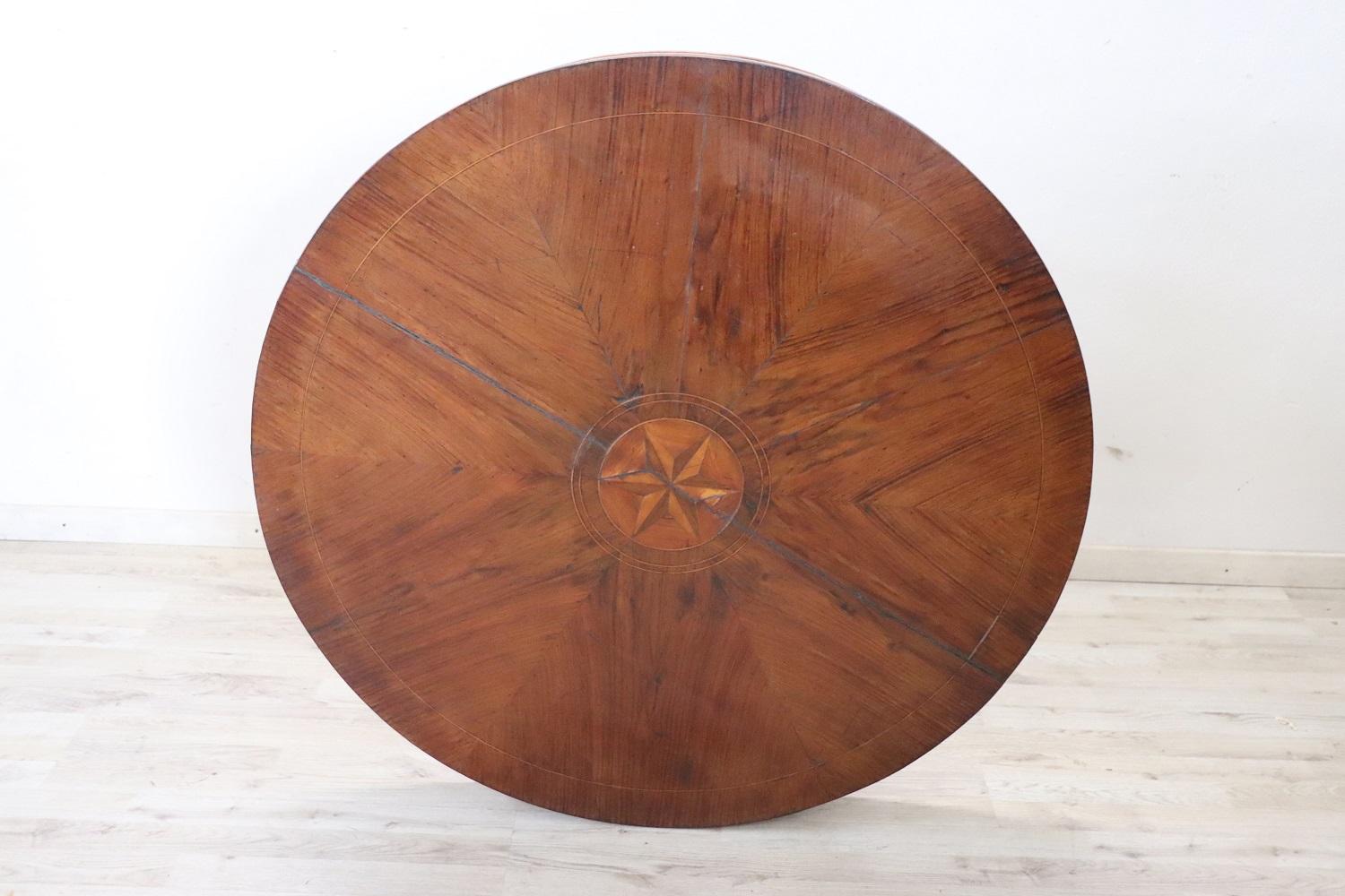 Italian 19th Century Antique Round Centre Table in Walnut For Sale