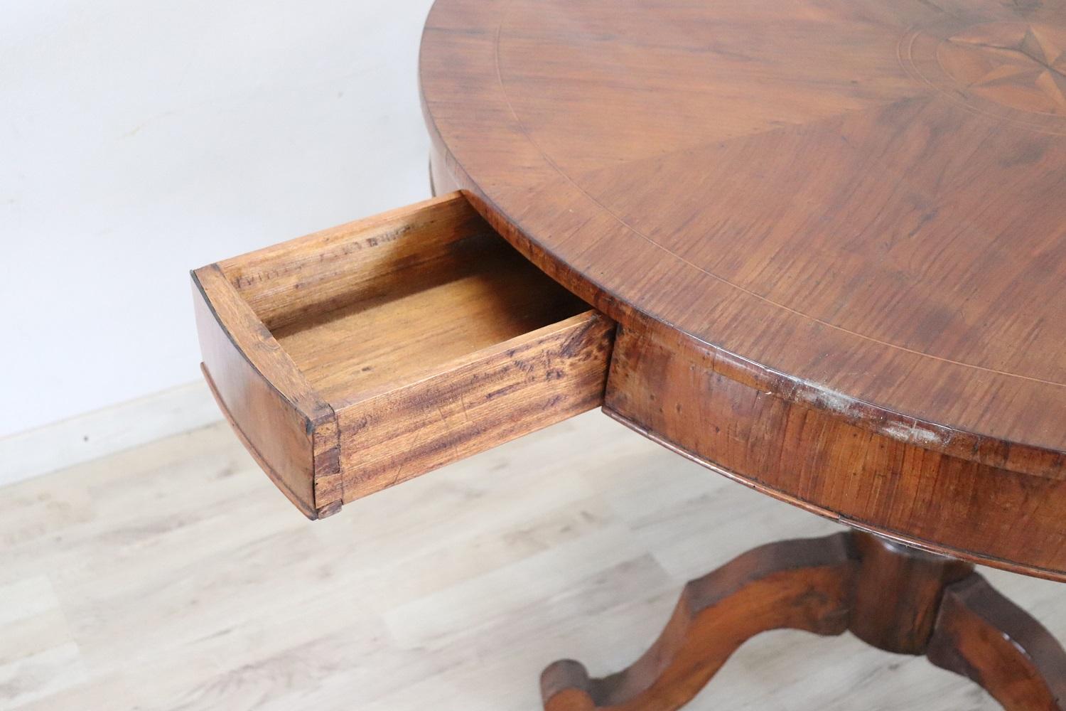 Mid-19th Century 19th Century Antique Round Centre Table in Walnut For Sale