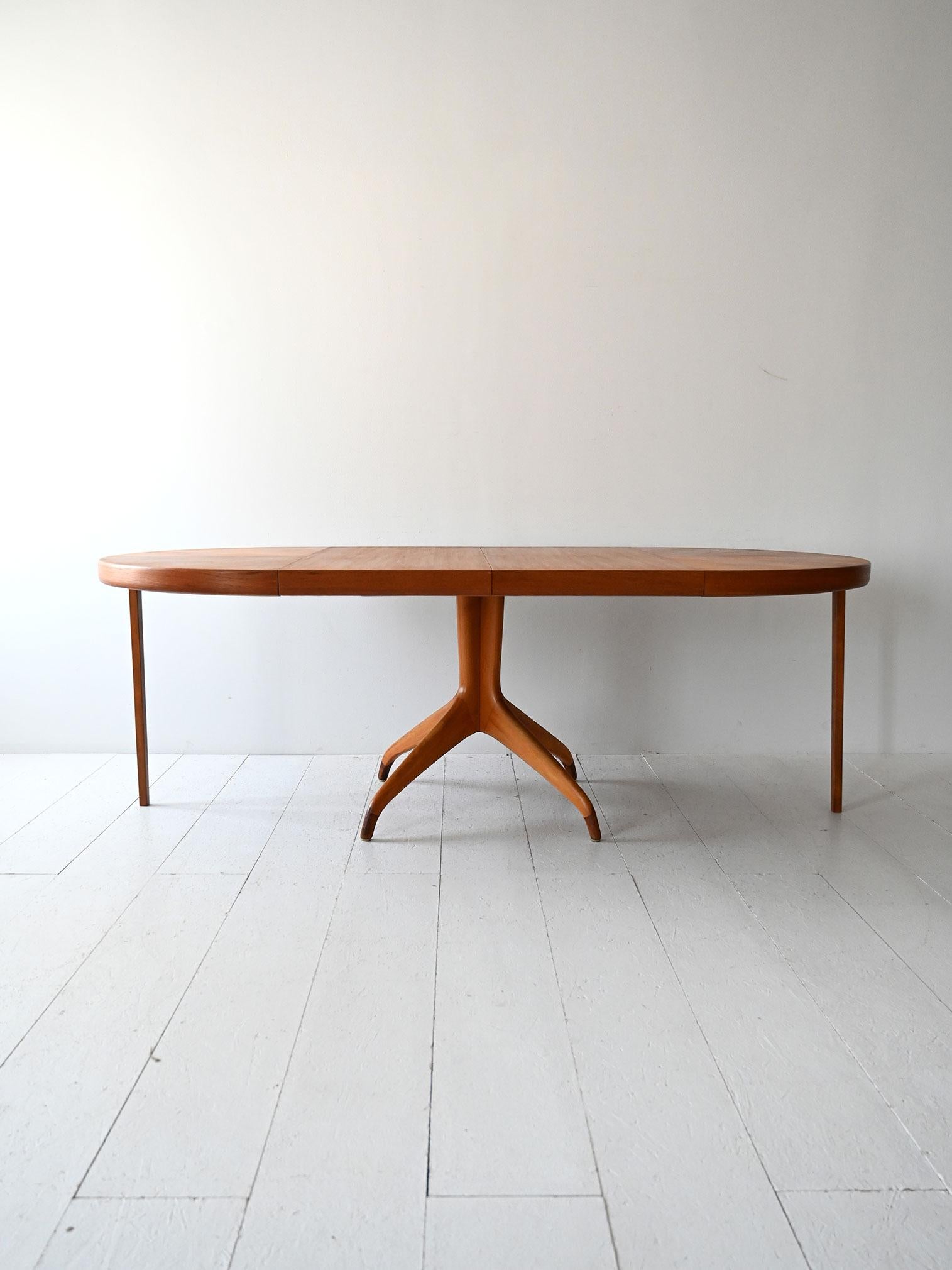 Mesa de comedor redonda extensible con base central tallada y acabado radial, atribuida a David Rosén para NK.

Mesa redonda extensible diseñada por David Rosén para Nordiska Kompaniet en la década de 1950. Equipada con dos extensiones centrales de