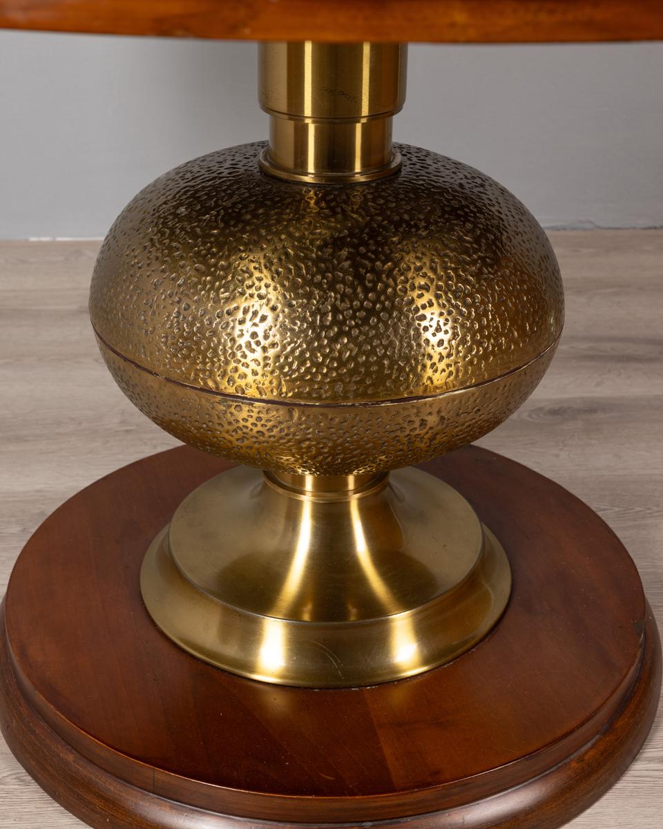 Tavolo rotondo con base in legno e struttura in ottone dorato decorato, piano in legno impiallacciato, con prolunghe interne per poterlo allungare, design Luciano Frigerio, anni 60.

CONDIZIONI:
In buone condizioni, presenta segni d'usura dati dal