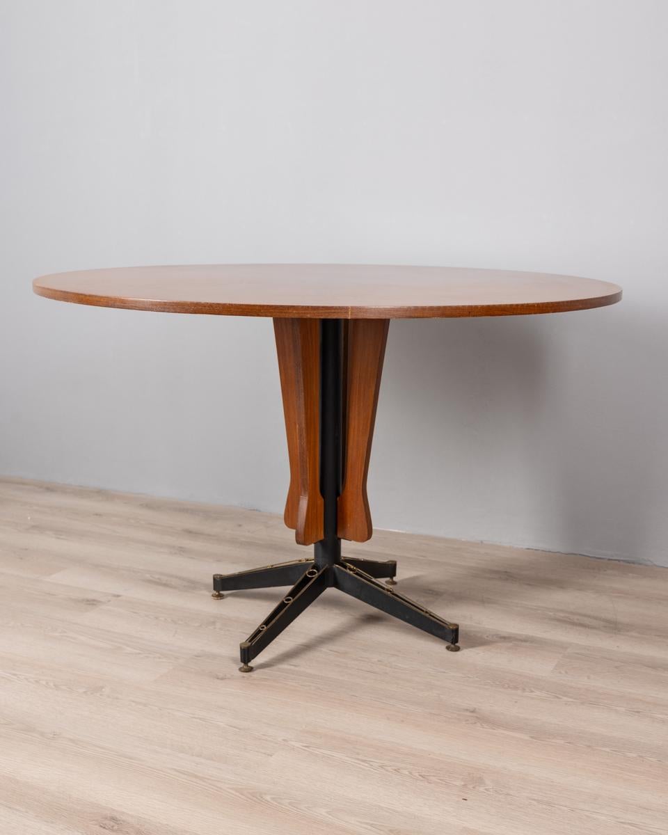 Runder Tisch mit schwarzem Metallgestell und vergoldeten Messingfüßen, Platte aus furniertem Holz, Entwurf von Carlo Ratti für Lissoni, 1960er Jahre.

ZUSTAND:
In gutem Zustand, kann altersbedingte Gebrauchsspuren aufweisen.

ABMESSUNGEN: 
Höhe 78