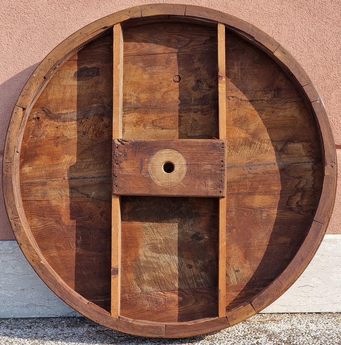 Elegante tavolo rotondo, di produzione italiana, risalente alla prima metà dell’Ottocento. Il piano, dal diametro di 101 cm, è interamente lastronato in splendida radica di noce dalla tessitura particolarmente ricca e fiammata. Al centro è presente