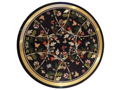 Tavolo rotondo intarsiato in legno, ottone e madreperla