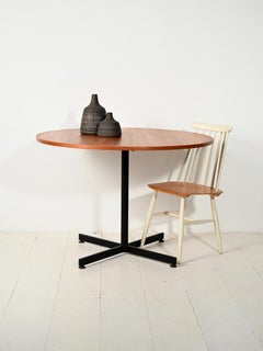 Tavolo rotondo scandinavo in teak con base in metallo