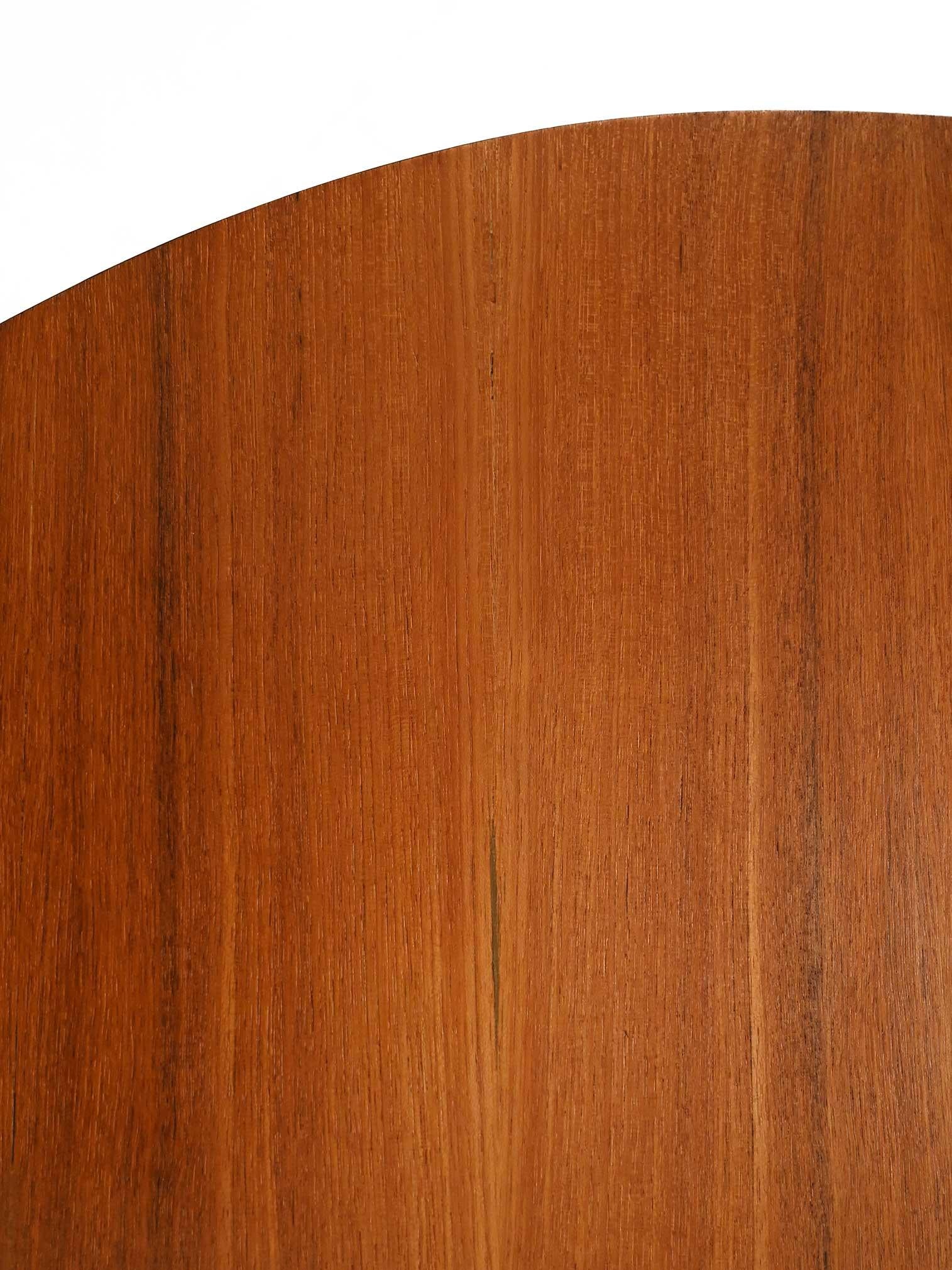 Scandinavo moderno Tavolo rotondo scandinavo in teak con base in metallo in vendita