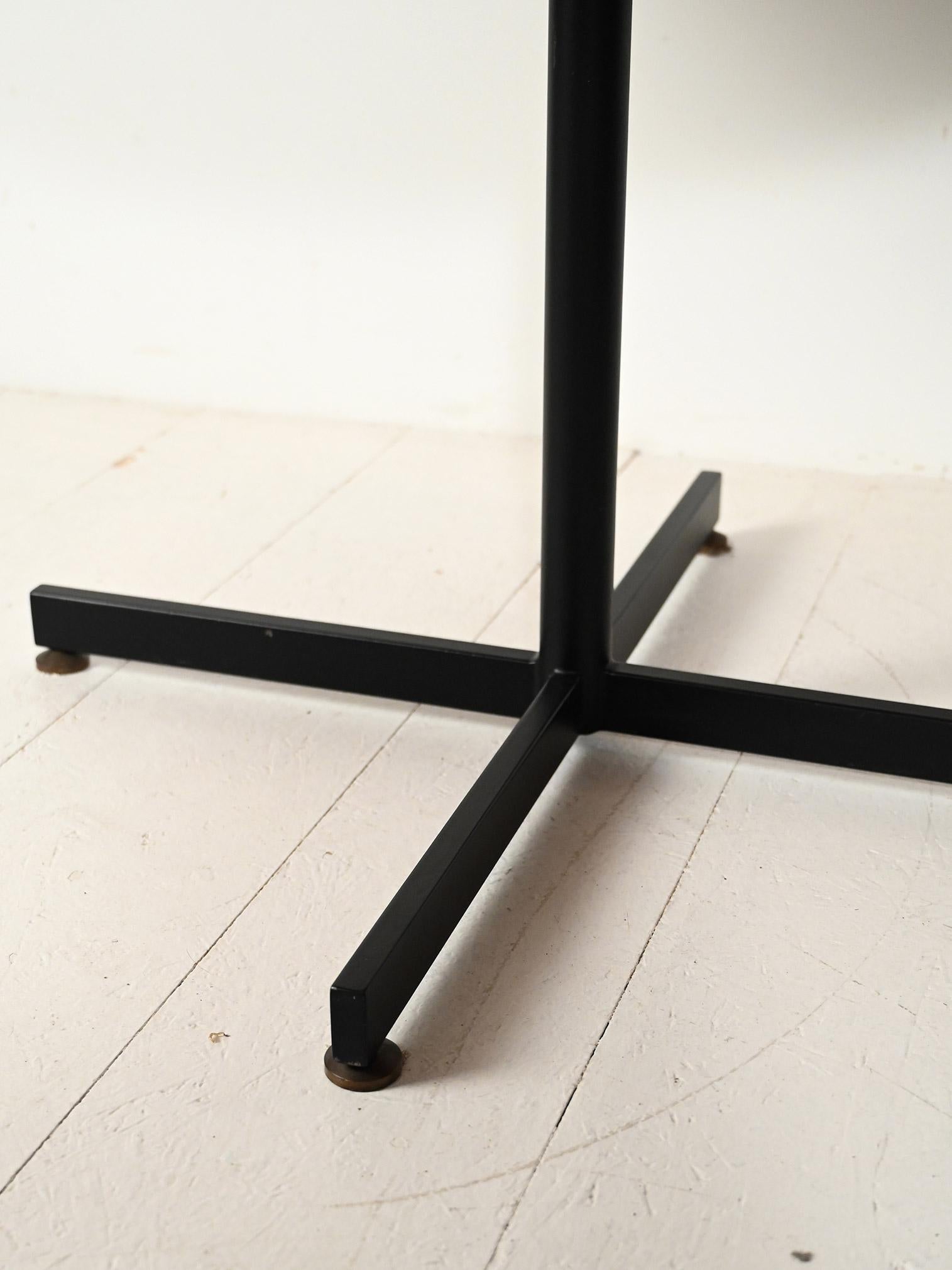 Scandinavo Tavolo rotondo scandinavo in teak con base in metallo in vendita