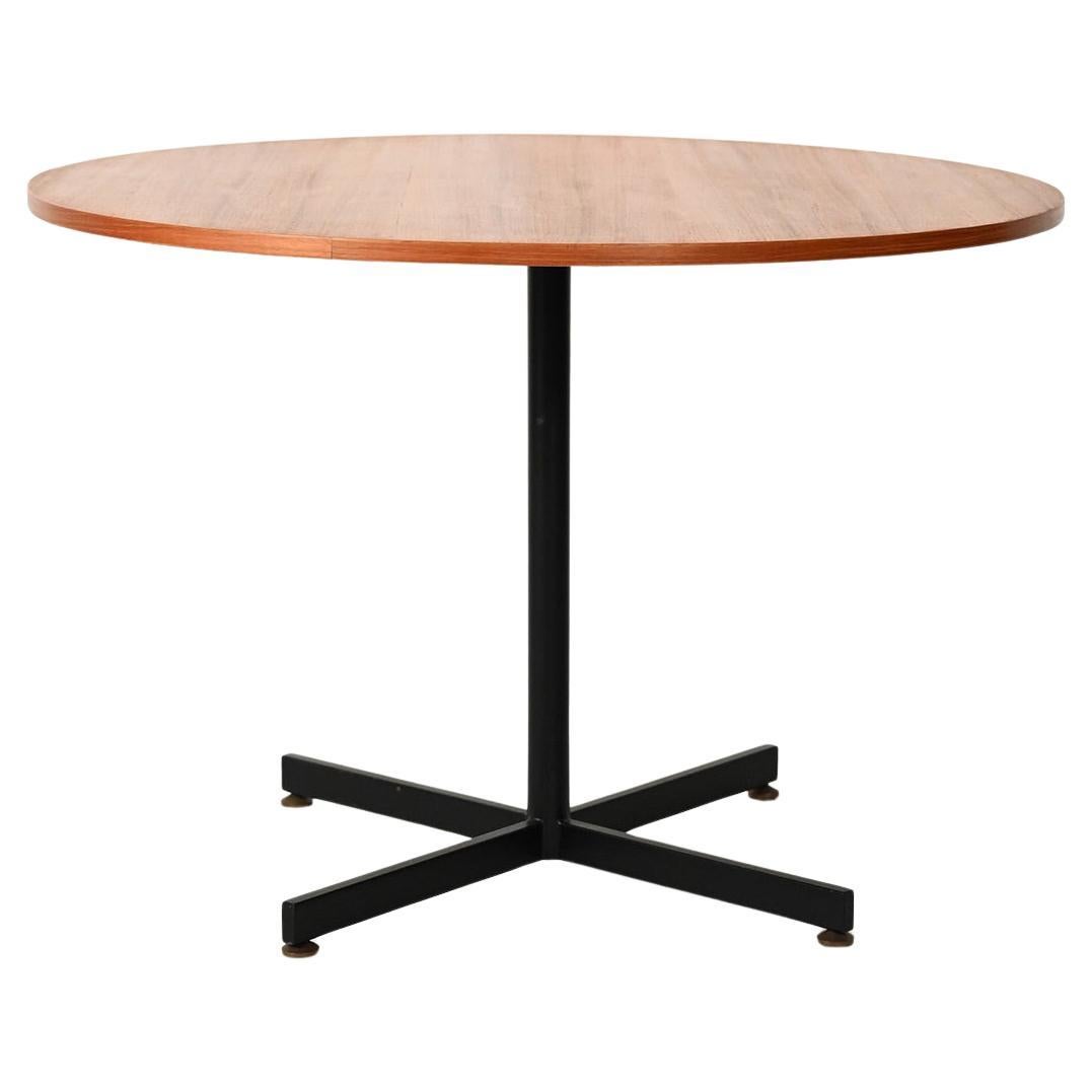 Tavolo rotondo scandinavo in teak con base in metallo in vendita