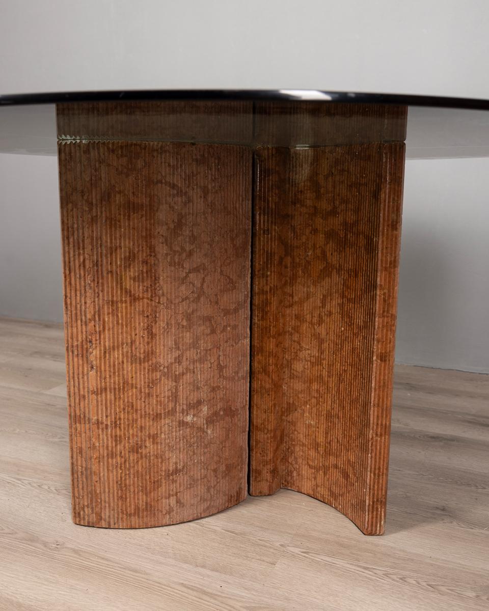 Vintage 1970s round table in travertine and glass Italian design In Good Condition For Sale In None, IT